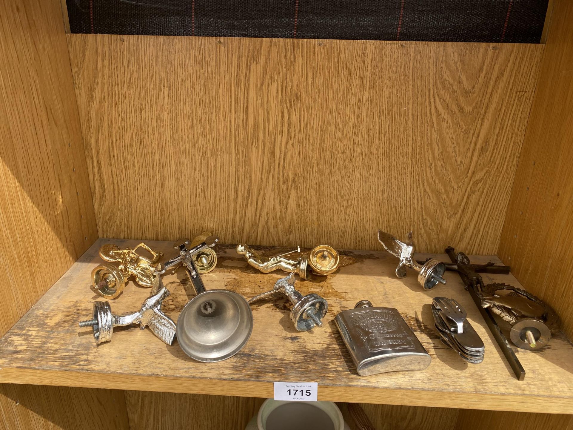 AN ASSORTMENT OF ITEMS TO INCLUDE BRASS CAR MASCOTS, A HIP FLASK AND MULTITOOL KNIFE ETC