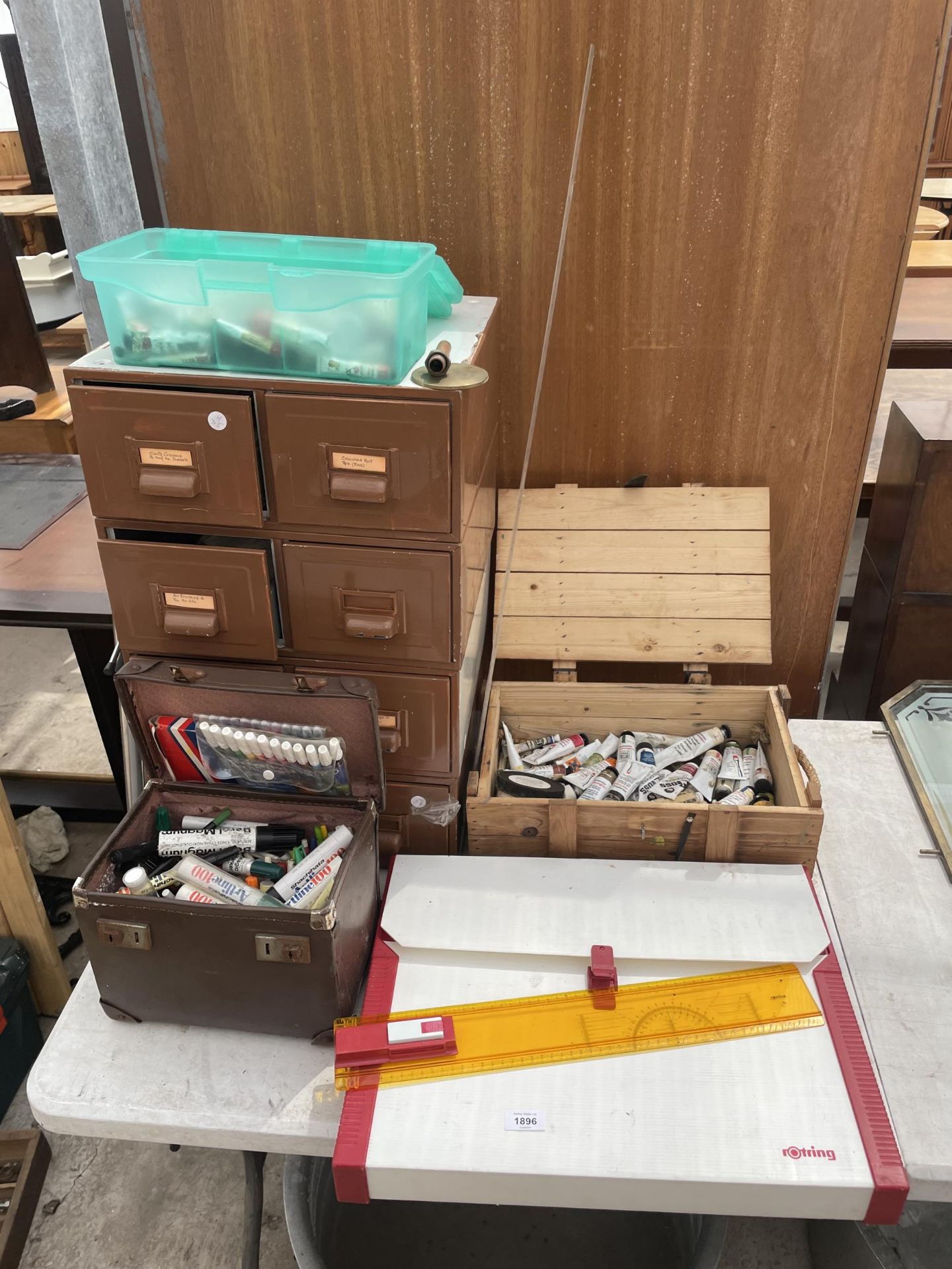 A LARGE QUANTITY OF ARTISTS ITEMS TO INCLUDE PAINTS, PENS AND A FOLDER ETC
