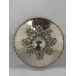 A BIRMINGHAM HALLMARKED SILVER FLORAL DESIGN DISH, DIAMETER 13CM