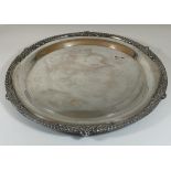 A GOOD QUALITY HEAVY SILVER PLATED CHARGER, DIAMETER 37CM