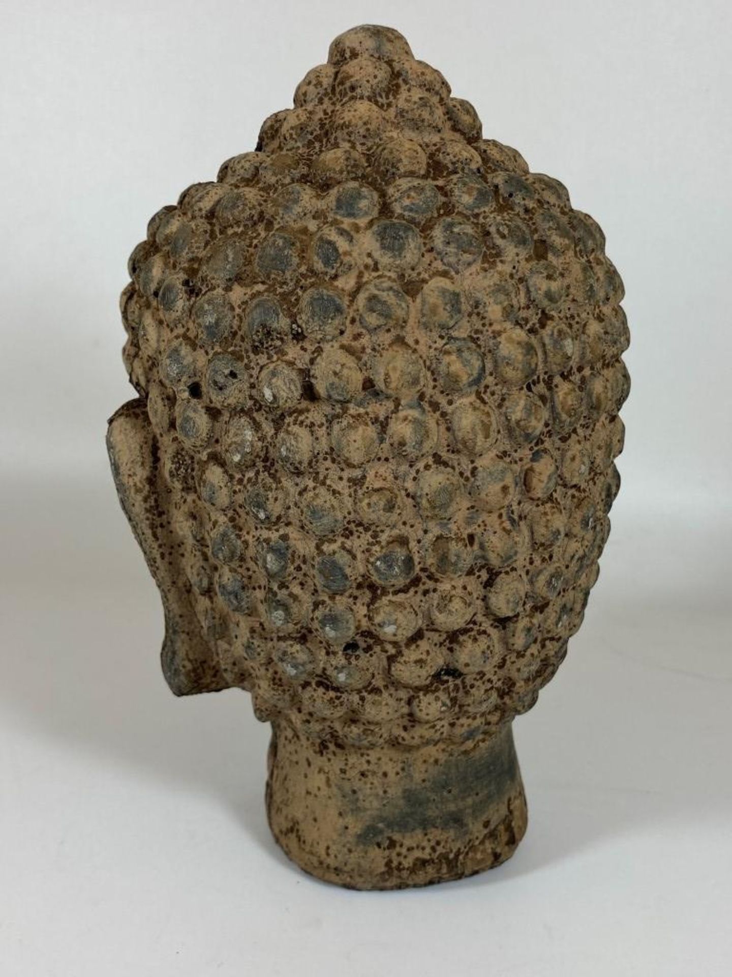 A DECORATIVE STONE BUDDHA HEAD, HEIGHT 21CM - Image 2 of 3