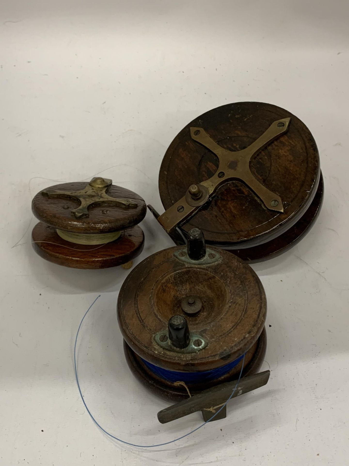 A COLLECTION OF THREE VINTAGE WOODEN FISHING REELS