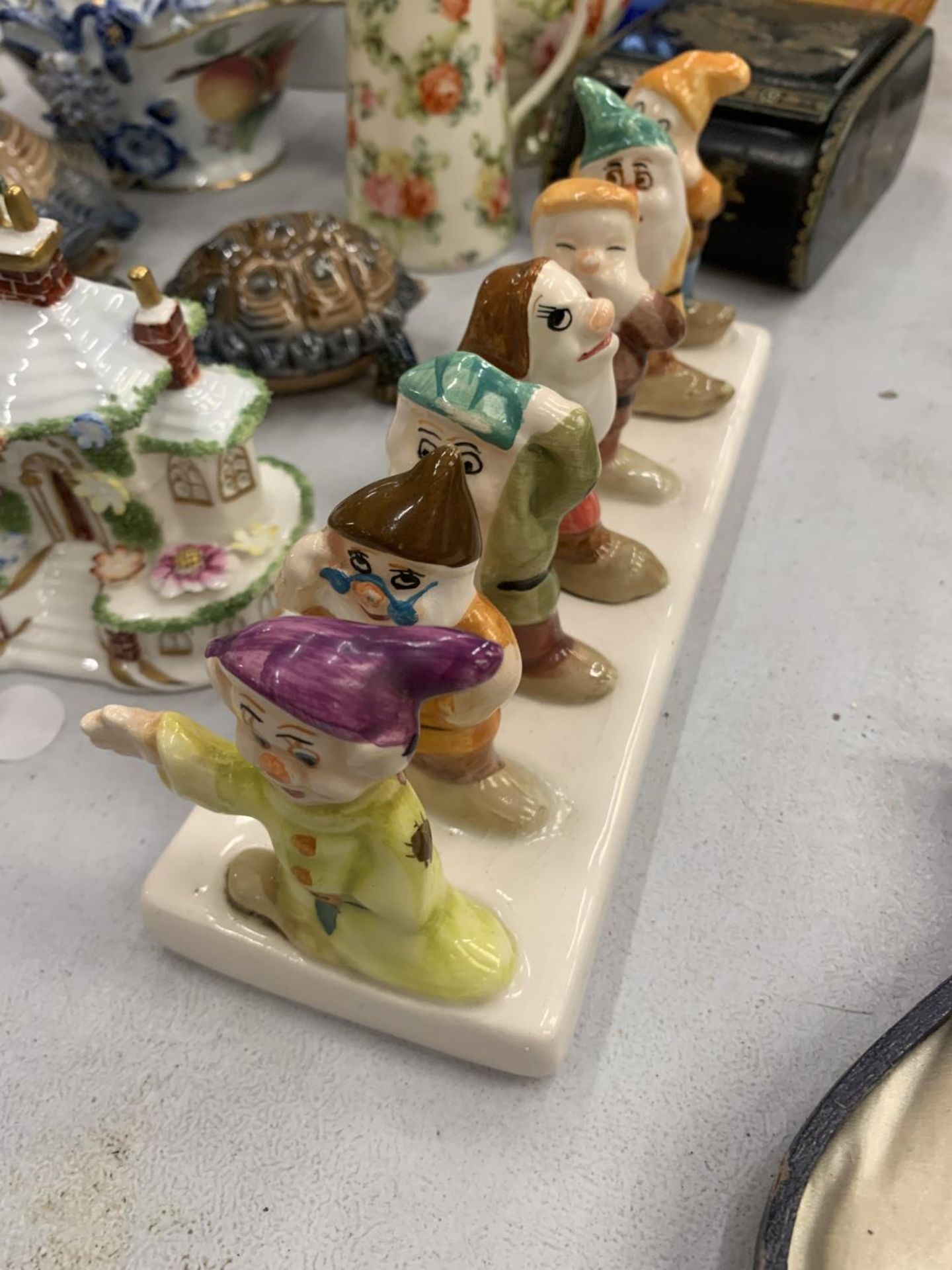 A QUANTITY OF CERAMIC ITEMS TO INCLUDE A TOAST RACK WITH THE SEVEN DWARFS FROM SNOW WHITE, WADE - Image 5 of 5