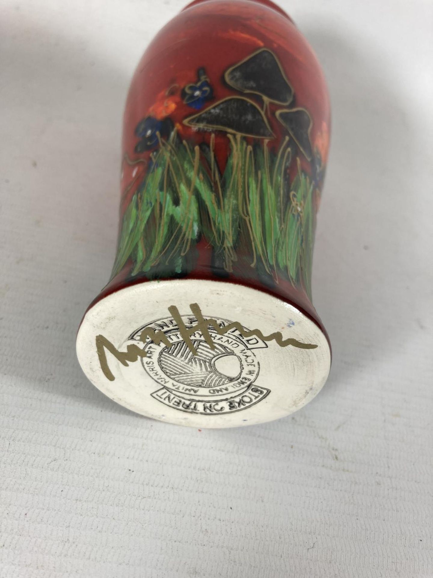 AN ANITA HARRIS TOADSTOOLS VASE HAND PAINTED AND SIGNED IN GOLD - Image 3 of 3