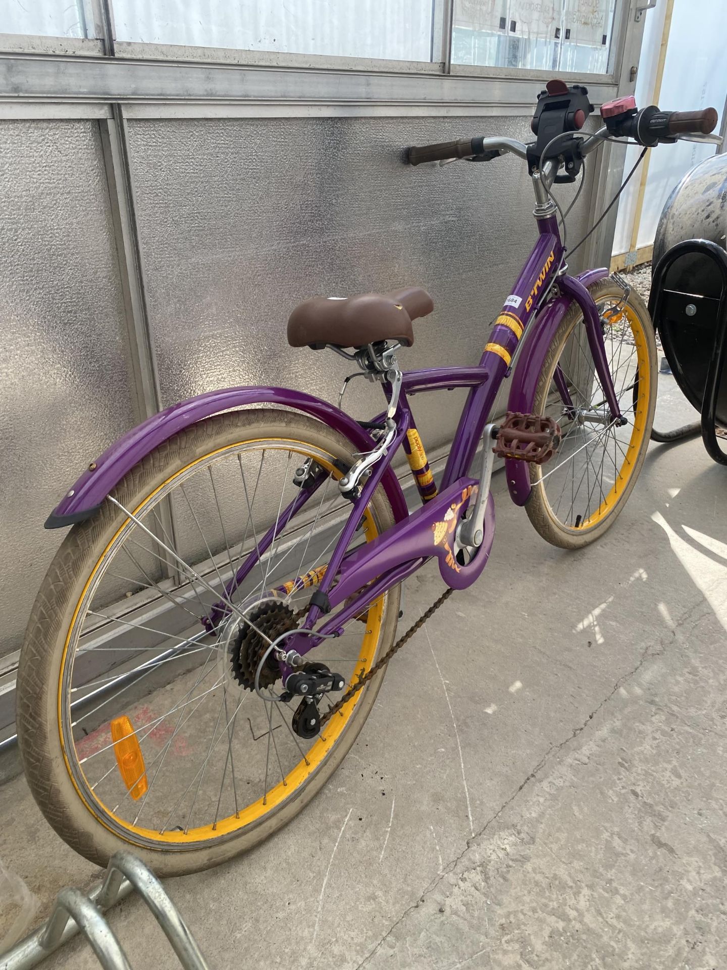 A RETRO STYLE BTWIN GIRLS BIKE WITH 5 SPEED GEAR SYSTEM - Image 2 of 3