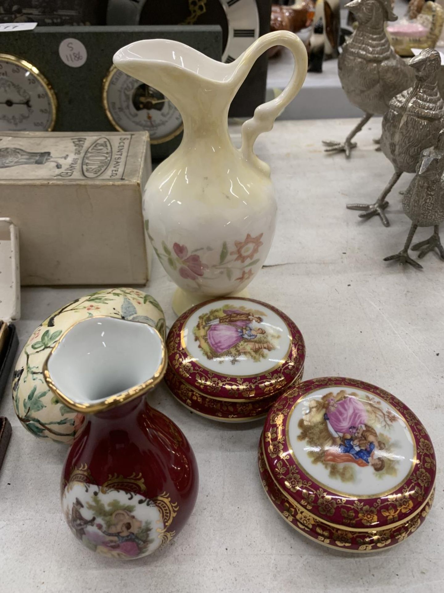 THREE PIECES OF LIMOGES PORCELAIN TO INCLUDE TRINKET BOXES AND A SMALL VASE, TWO VINTAGE BOXED - Image 3 of 3