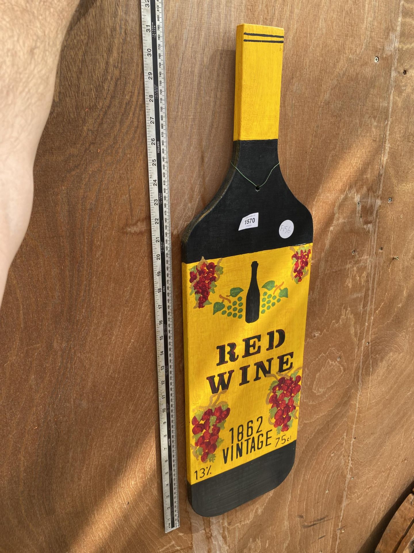 A WOODEN HAND PAINTED RED WINE BOTTLE SIGN - Bild 2 aus 3