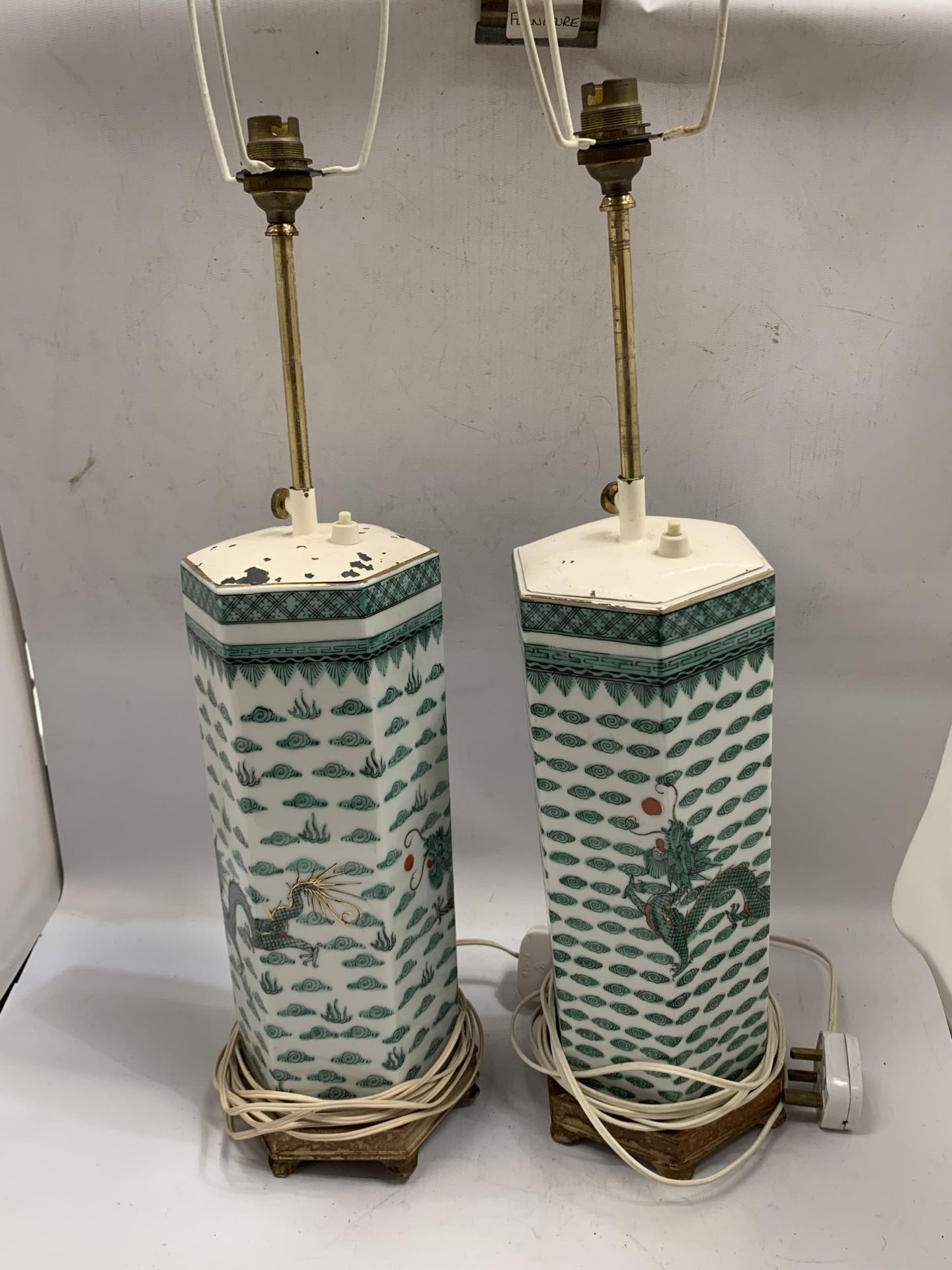 A PAIR OF CHINESE FAMILLE VERTE DRAGON DESIGN TABLE LAMPS