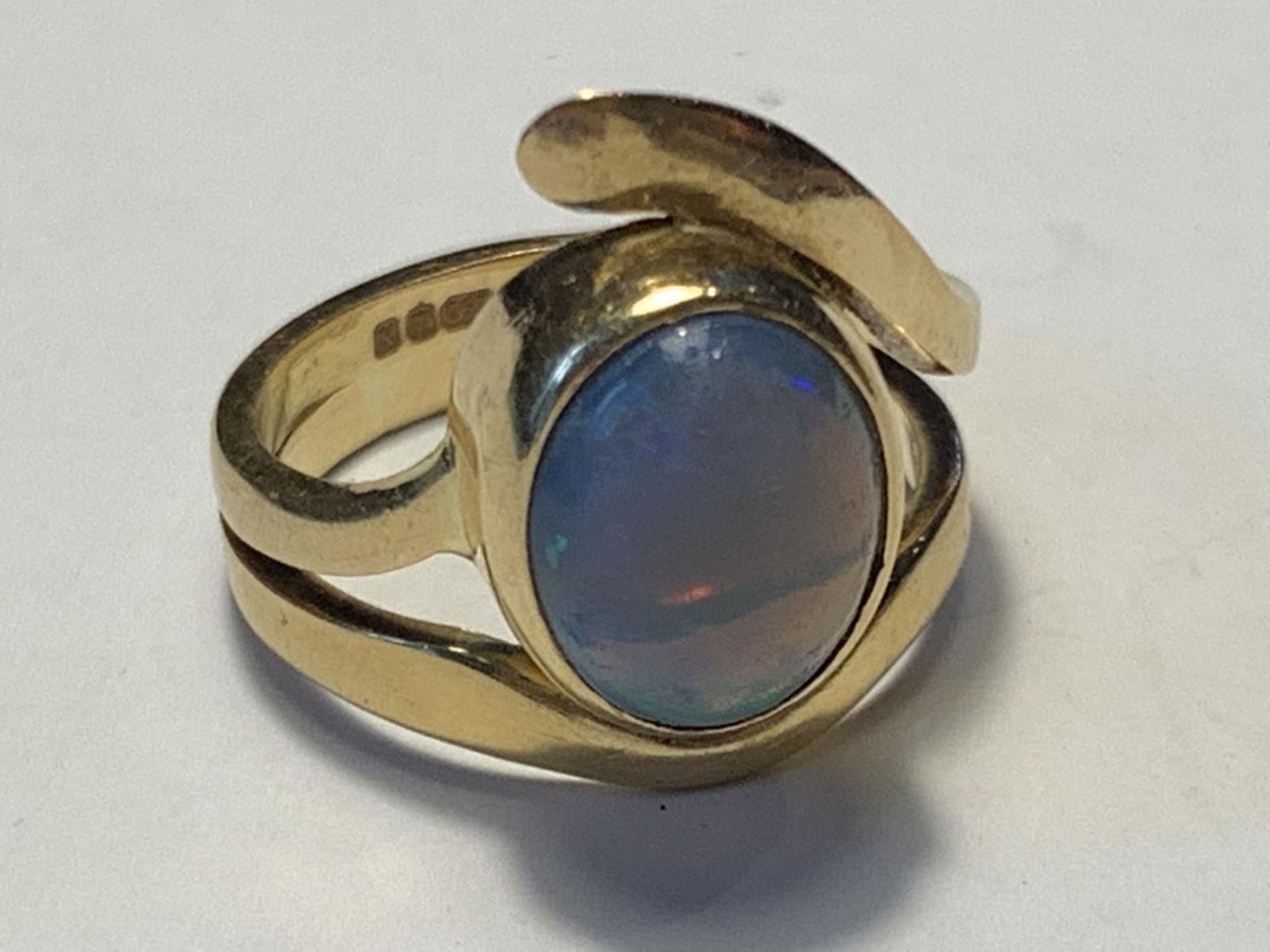 AN 18 CARAT GOLD RING WITH AN OPAL SIZE K/L GROSS WEIGHT 6.33 GRAMS