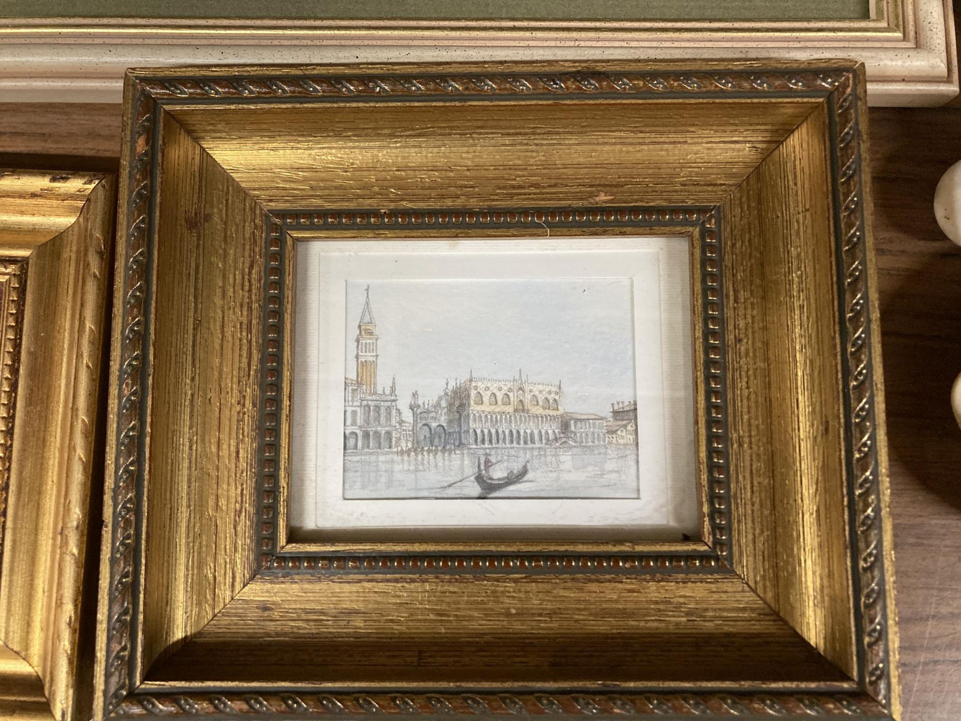 A FRAMED CROSS STITCH TAPESTRY, SMALL GILT FRAMED PRINTS AND A CABINET PLATE - Image 4 of 4