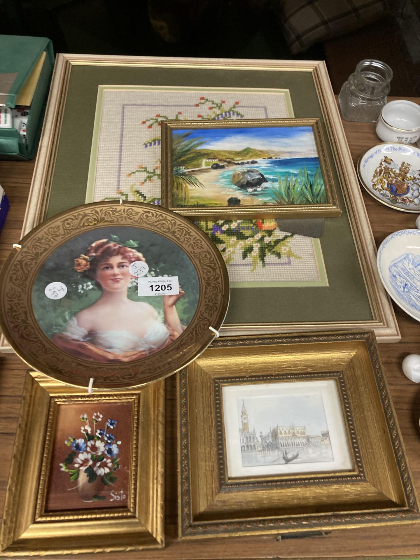 A FRAMED CROSS STITCH TAPESTRY, SMALL GILT FRAMED PRINTS AND A CABINET PLATE