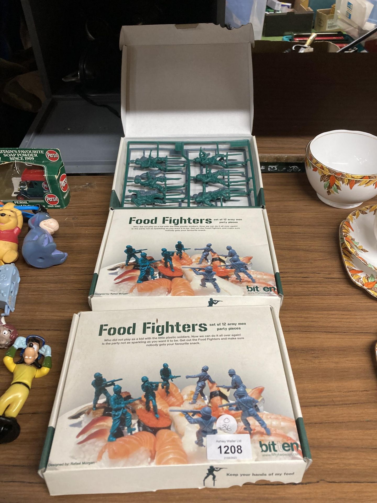 A MIXED LOT OF FOOD FIGHTERS ARMY MEN PARTY PIECES, BOXED