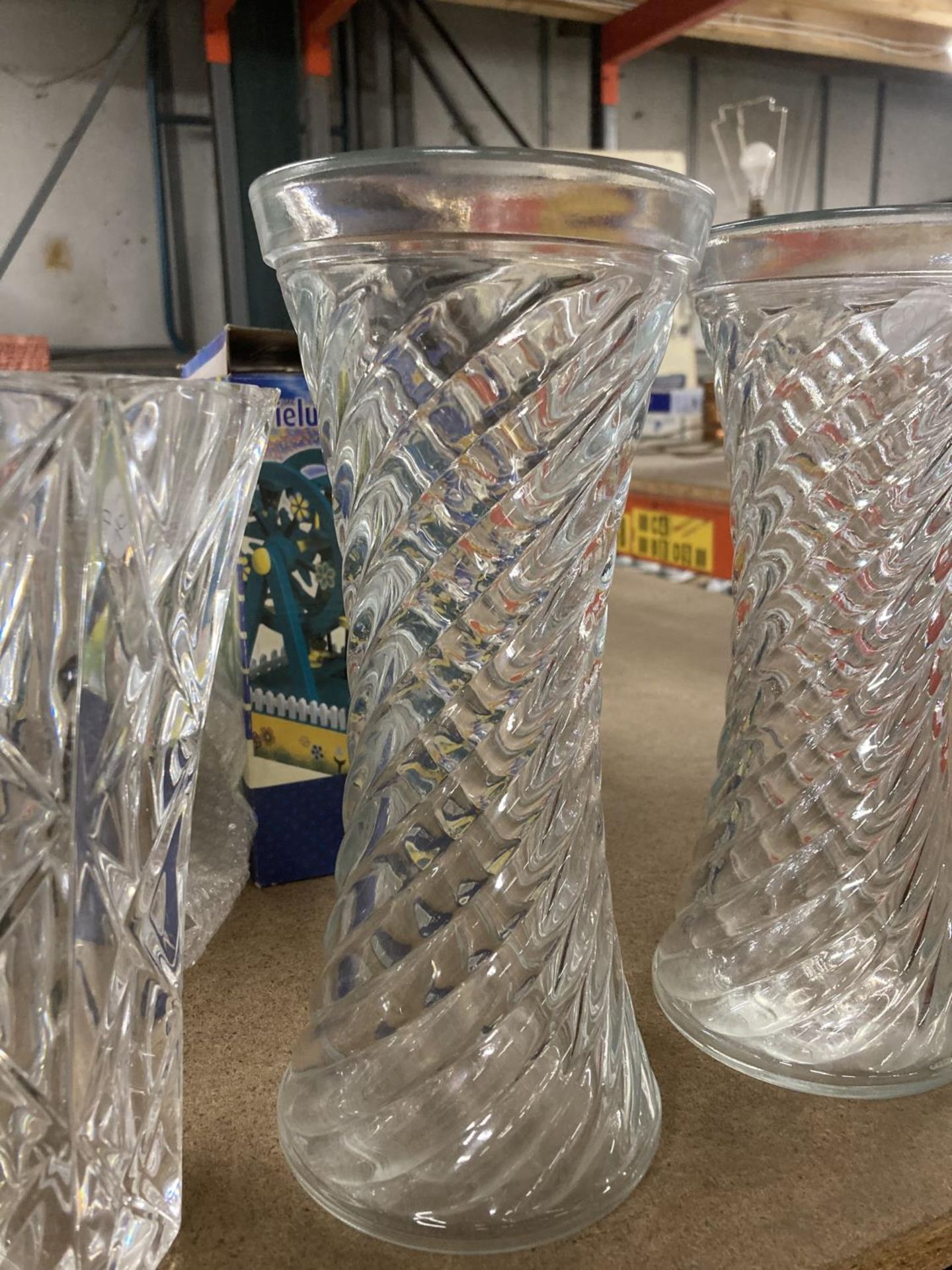 A GROUP OF CUT AND FURTHER GLASS FLOWER VASES - Image 3 of 3