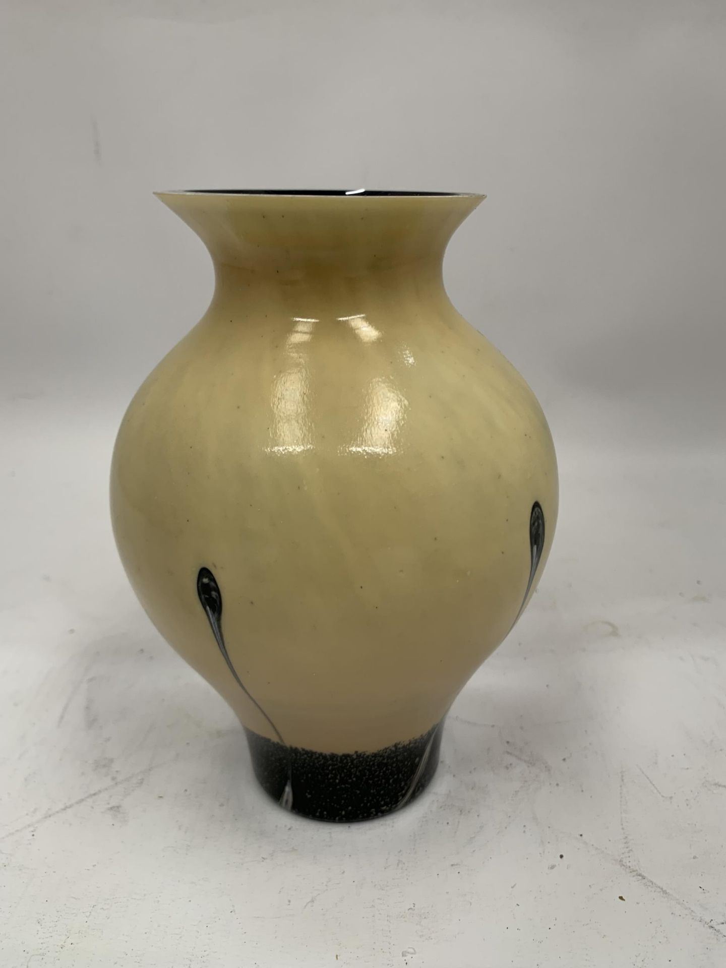 A 1970'S CAITHNESS IVORY GLASS VASE