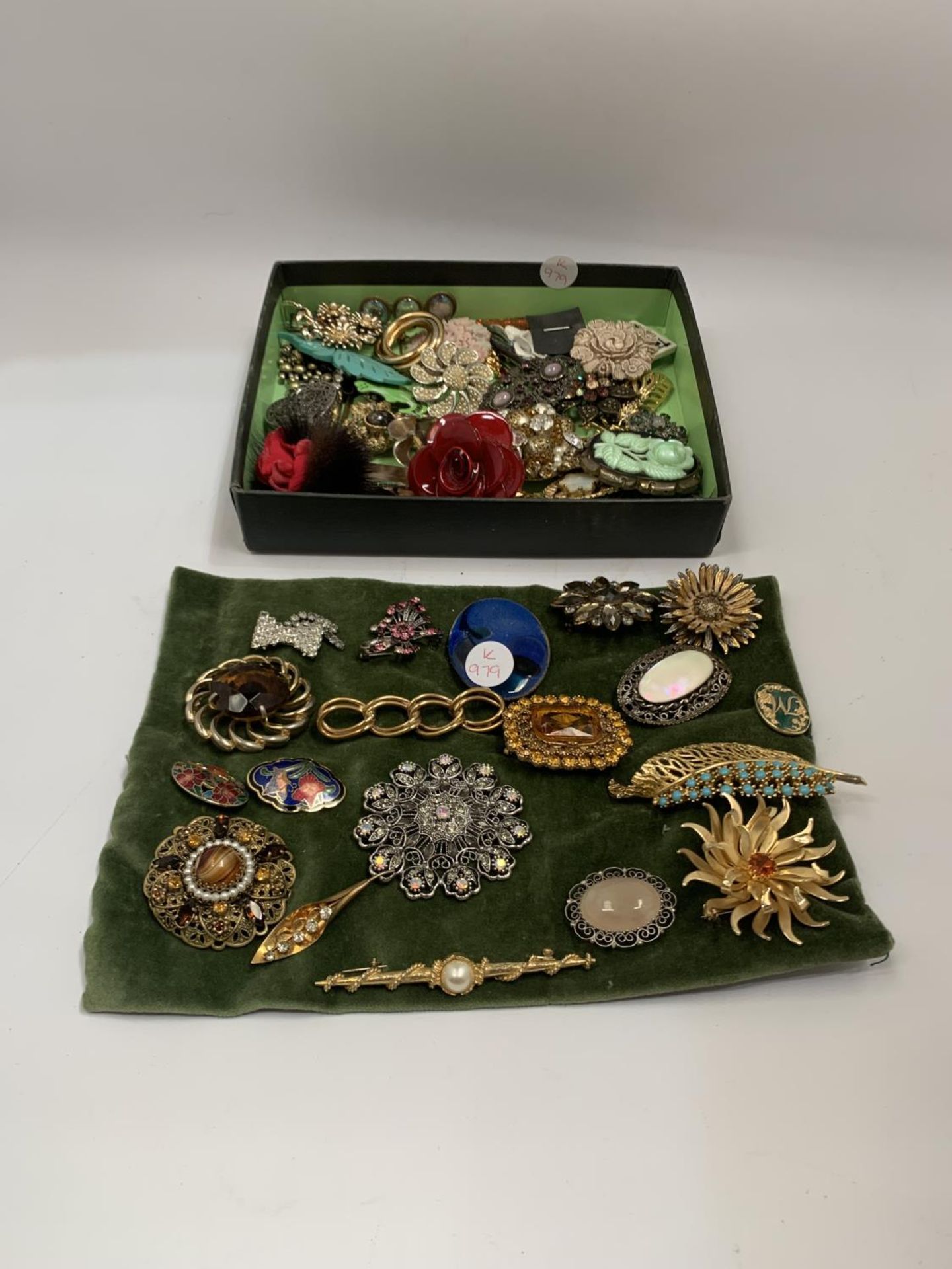 A LARGE QUANTITY OF VINTAGE BROOCHES