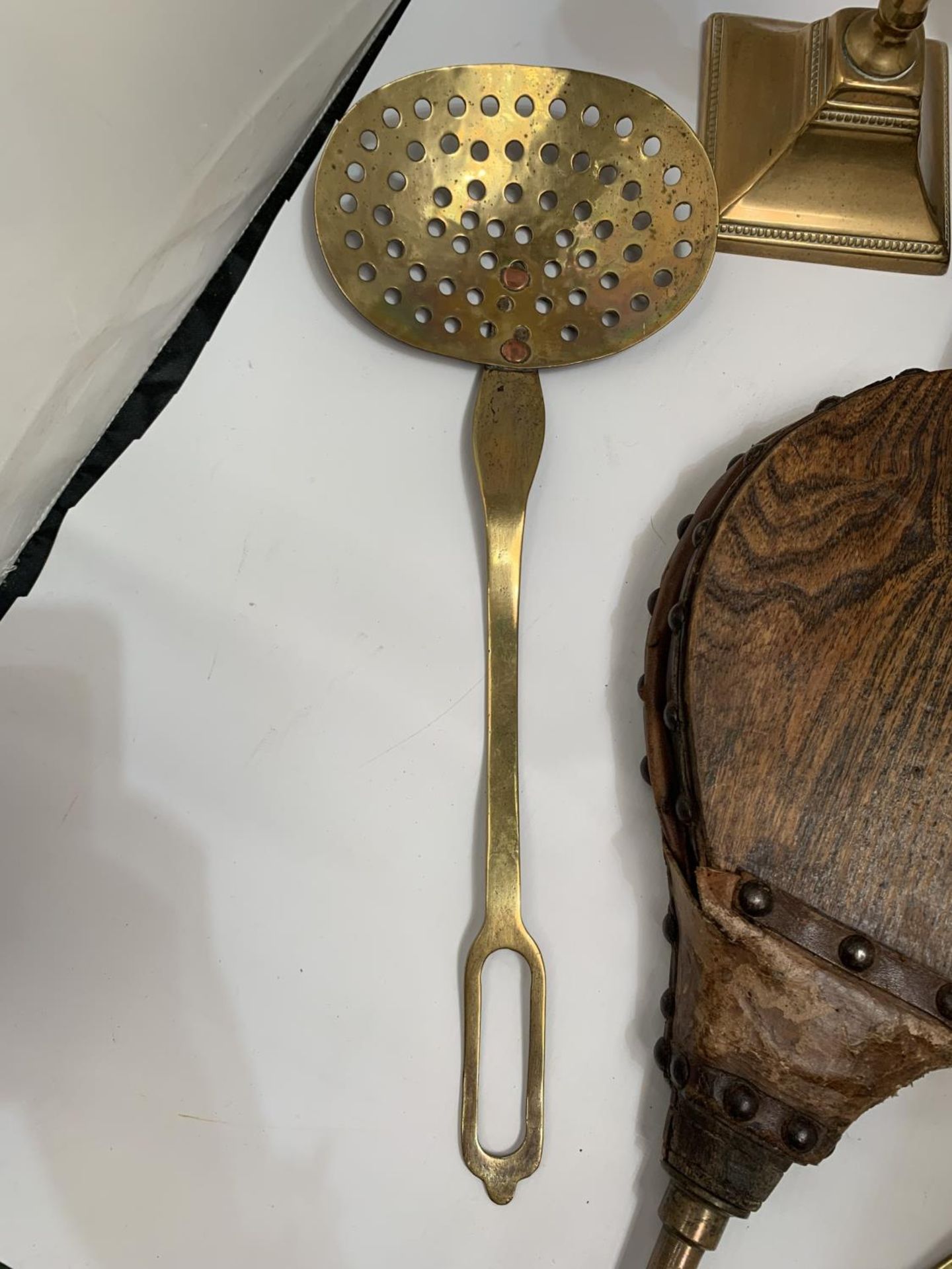 A QUANTITY OF VINTAGE BRASSWARE TO INCLUDE A PAIR OF CANDLESTICKS, CHESTNUT ROASTER, A SKILLET AND - Image 2 of 5