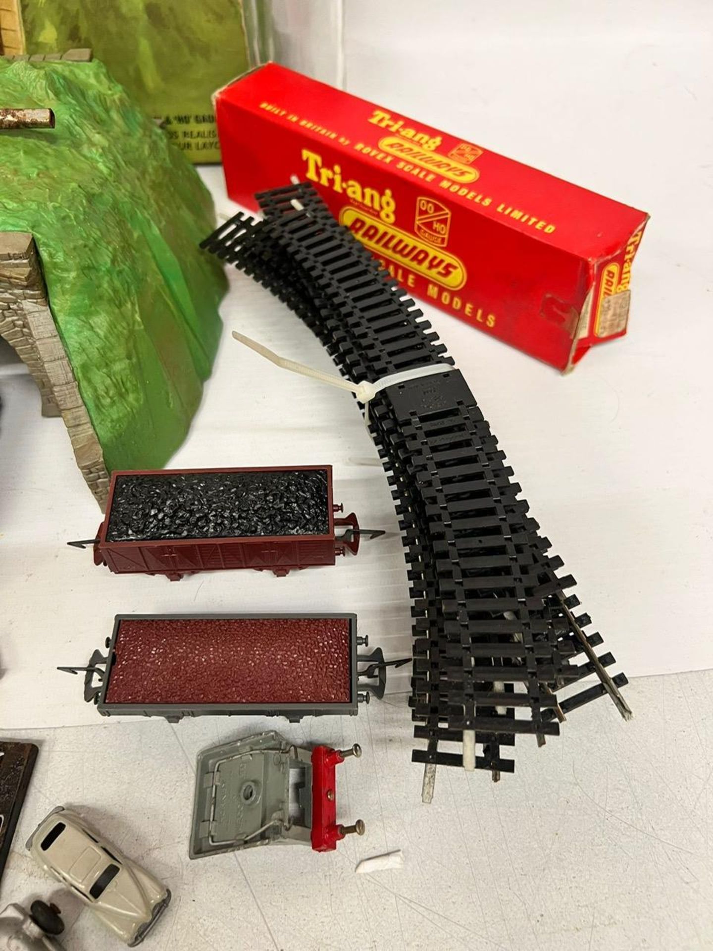 VARIOUS OO GAUGE MODEL RAILWAY ITEMS - A LOCO, CARRIAGES, BOXED TUNNEL, TRACK AND ACCESSORIES - Image 4 of 4