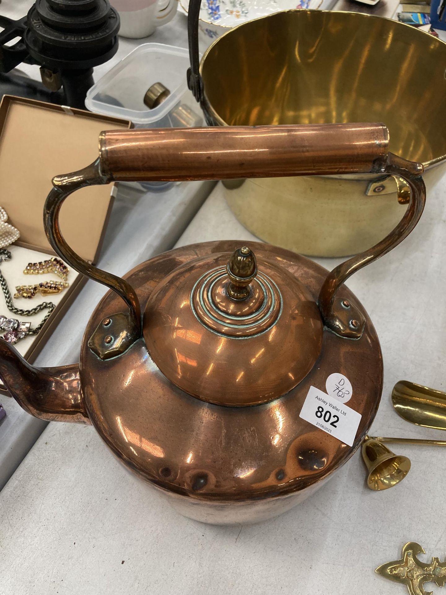 A VINTAGE COPPER KETTLE WITH ACORN FINIAL - Image 3 of 5