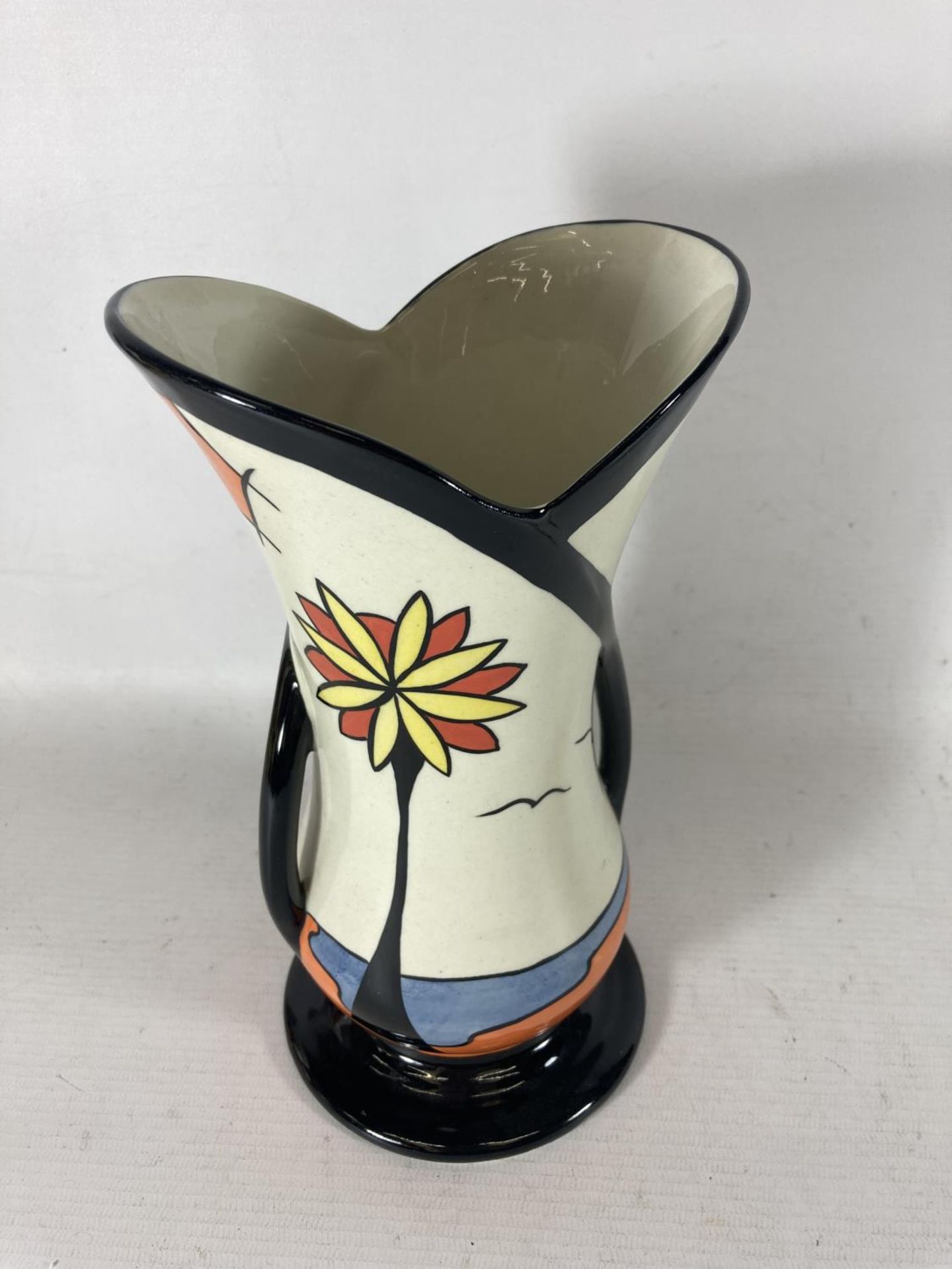 A HANDPAINTED AND SIGNED LORNA BAILEY VASE BEACH PATTERN HEIGHT 23CM - Image 3 of 5