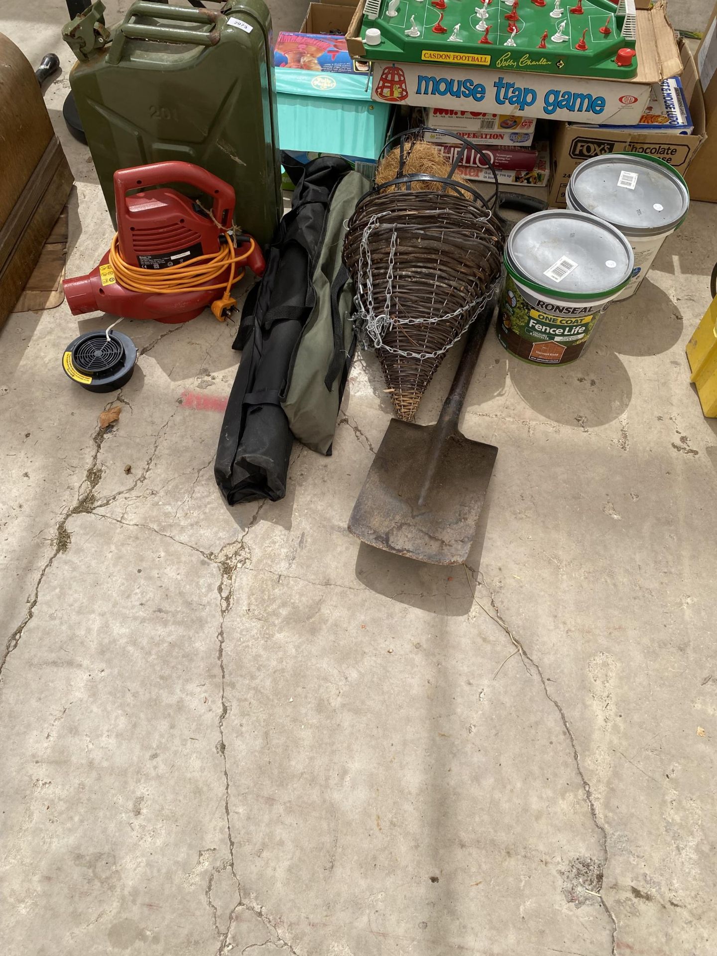 AN ASSORTMENT OF ITEMS TO INCLUDE A JERRY CAN, A SPADE AND RONSEAL FENCE PAINT ETC