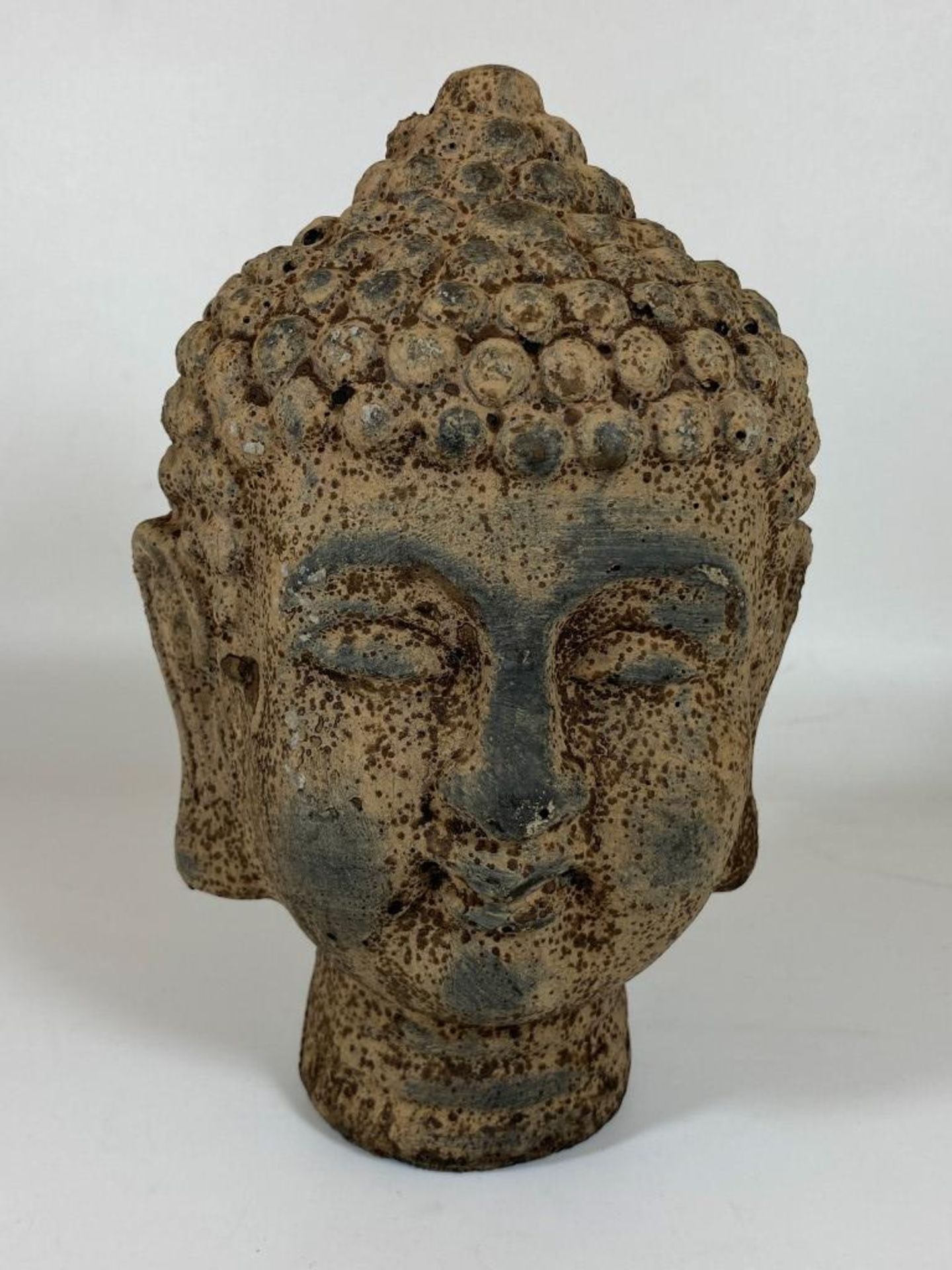 A DECORATIVE STONE BUDDHA HEAD, HEIGHT 21CM