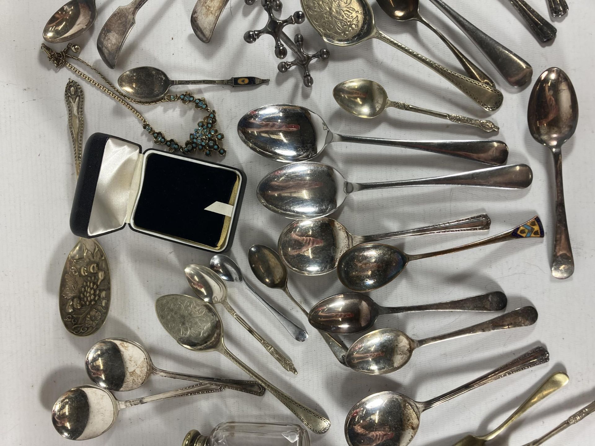 A QUANTITY OF VINTAGE FLATWARE TO INCLUDE LADELS, APOSTLE TEASPOONS, A BERRY SPOON, A WHITE METAL - Image 3 of 4