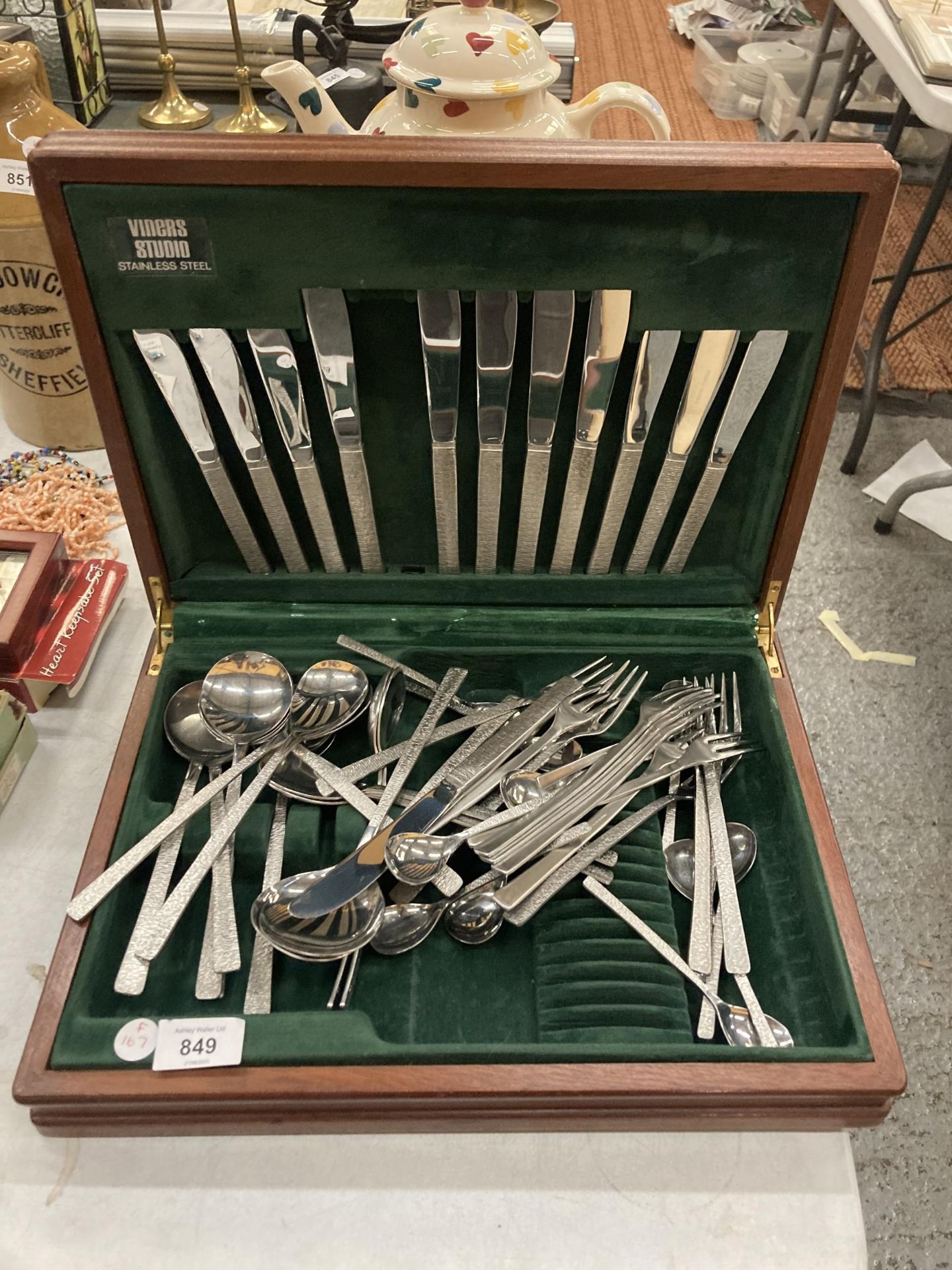 A BOXED VINERS STUDIO CUTLERY SET