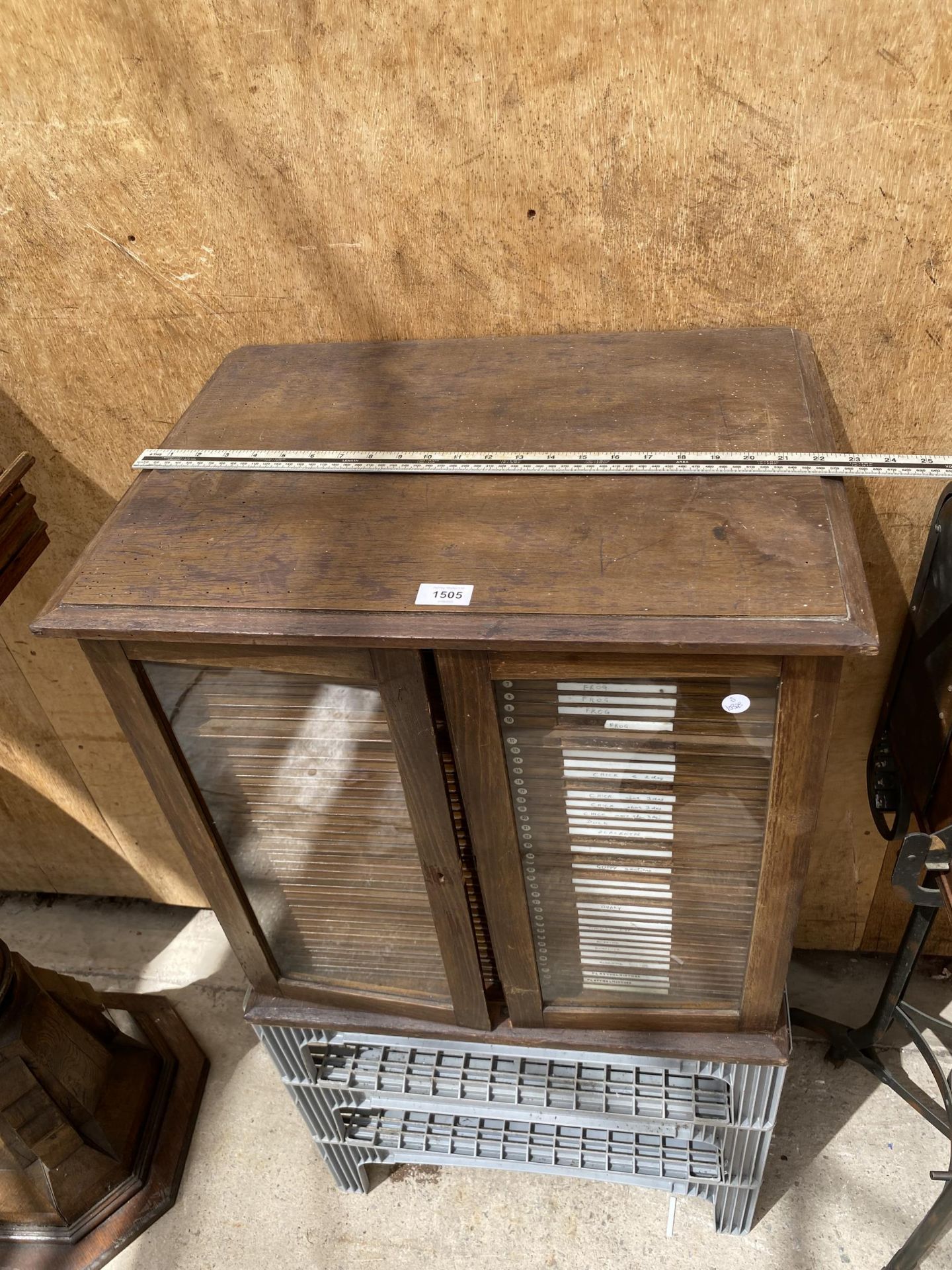 A VINTAGE OAK ENTOMOLOGY CABINET WITH 42 DRAWERS AND GLASS DOORS - Image 7 of 8