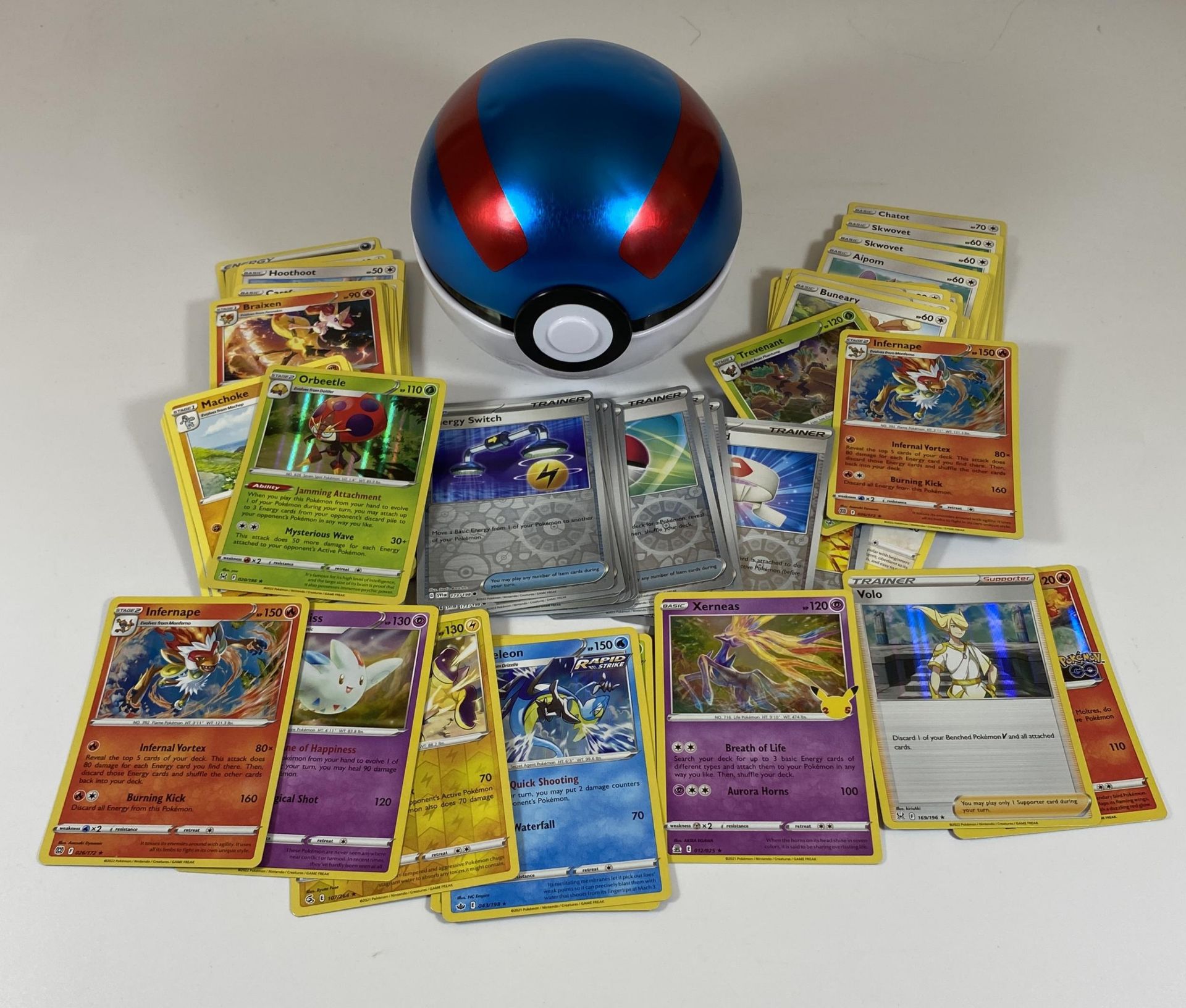 A POKEMON POKE BALL TIN OF ASSORTED CARDS, RARES, HOLOS, RARE HOLO TRAINERS ETC