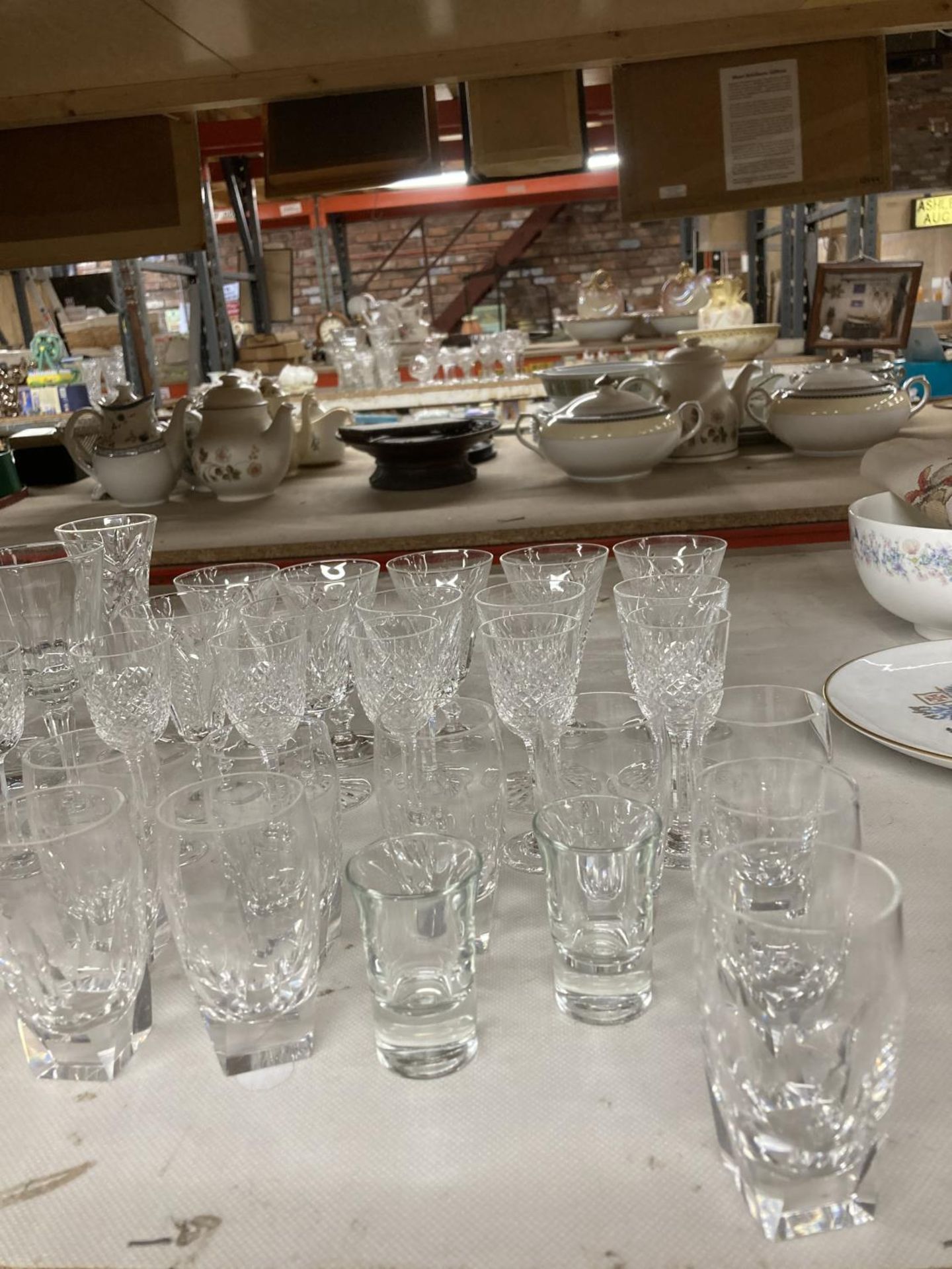 A COLLECTION OF CUT GLASS AND FURTHER DRINKING GLASSES - Image 2 of 2