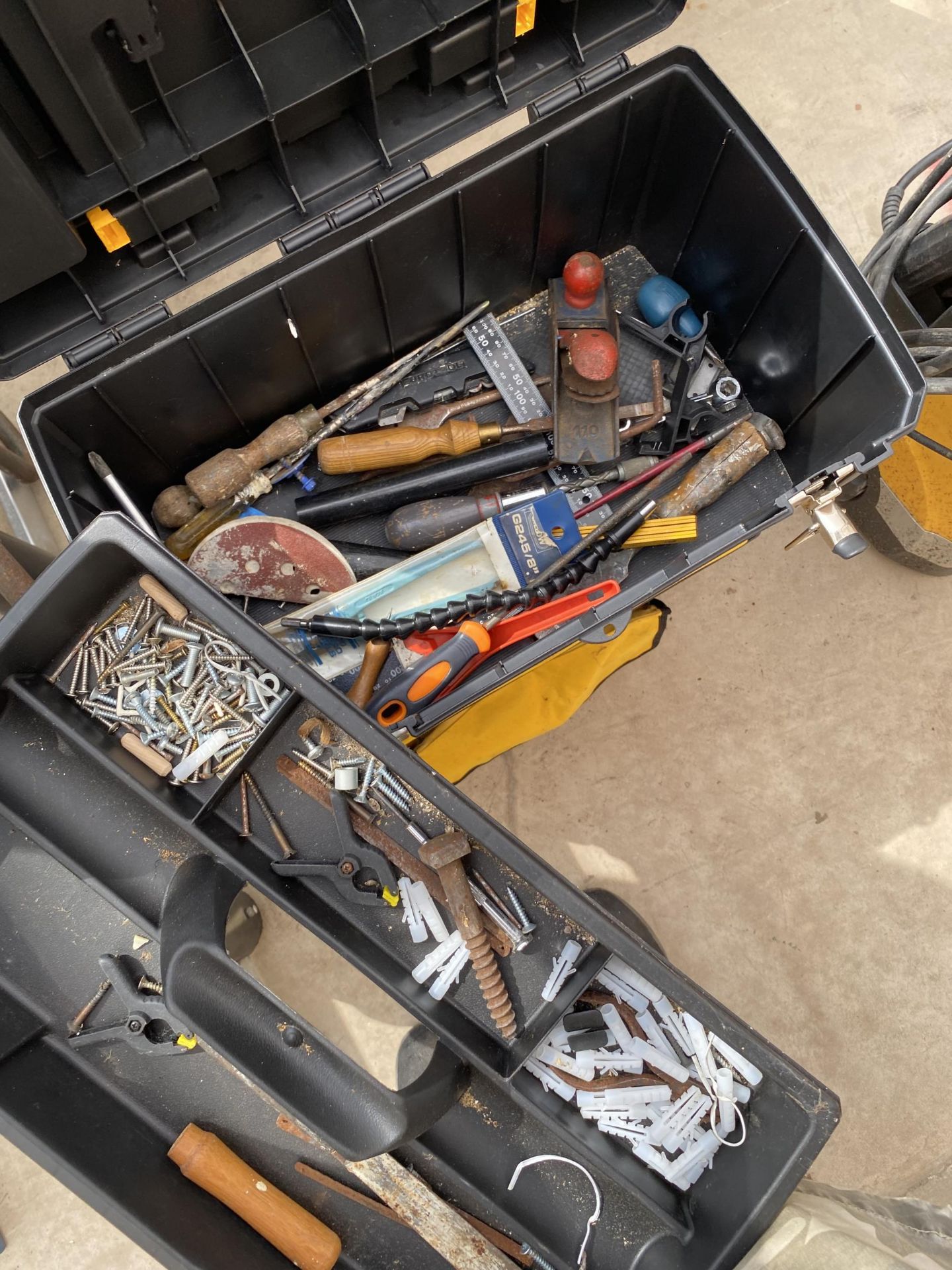 A PLASTIC TWO WHEELED TOOL BOX WITH AN ASSORTMENT OF TOOLS AND HARDWARE TO INCLUDE A WOOD PLANE - Bild 2 aus 2