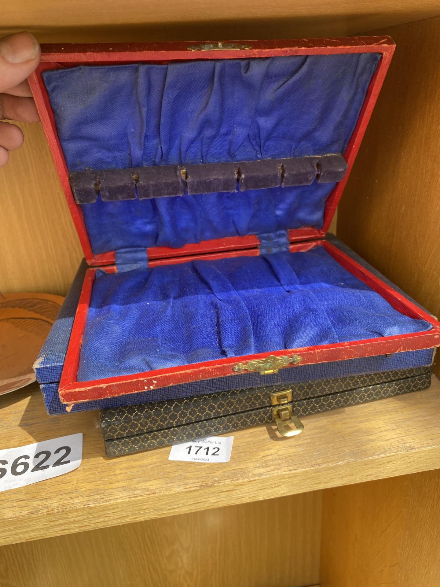 AN ASSORTMENT OF ITEMS TO INCLUDE THREE FLATWARE CASES, A MINIATURE BRASS BATH AND A COPPER PLATE - Image 4 of 5