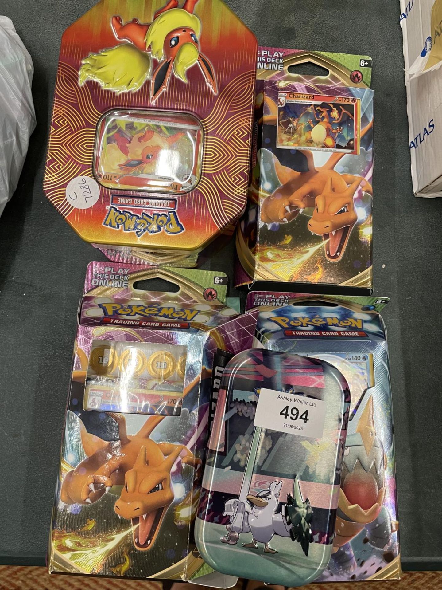 A MIXED LOT OF POKEMON ITEMS TO INCLUDE CHARIZARD THEME DECK, TIN OF RARES, PROMOS, COMMONS, MINI