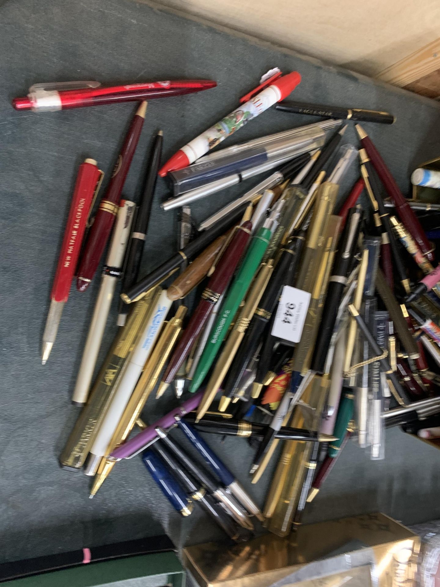 A LARGE QUANTITY OF PENS TO INCLUDE PARKER, ETC - Image 2 of 3