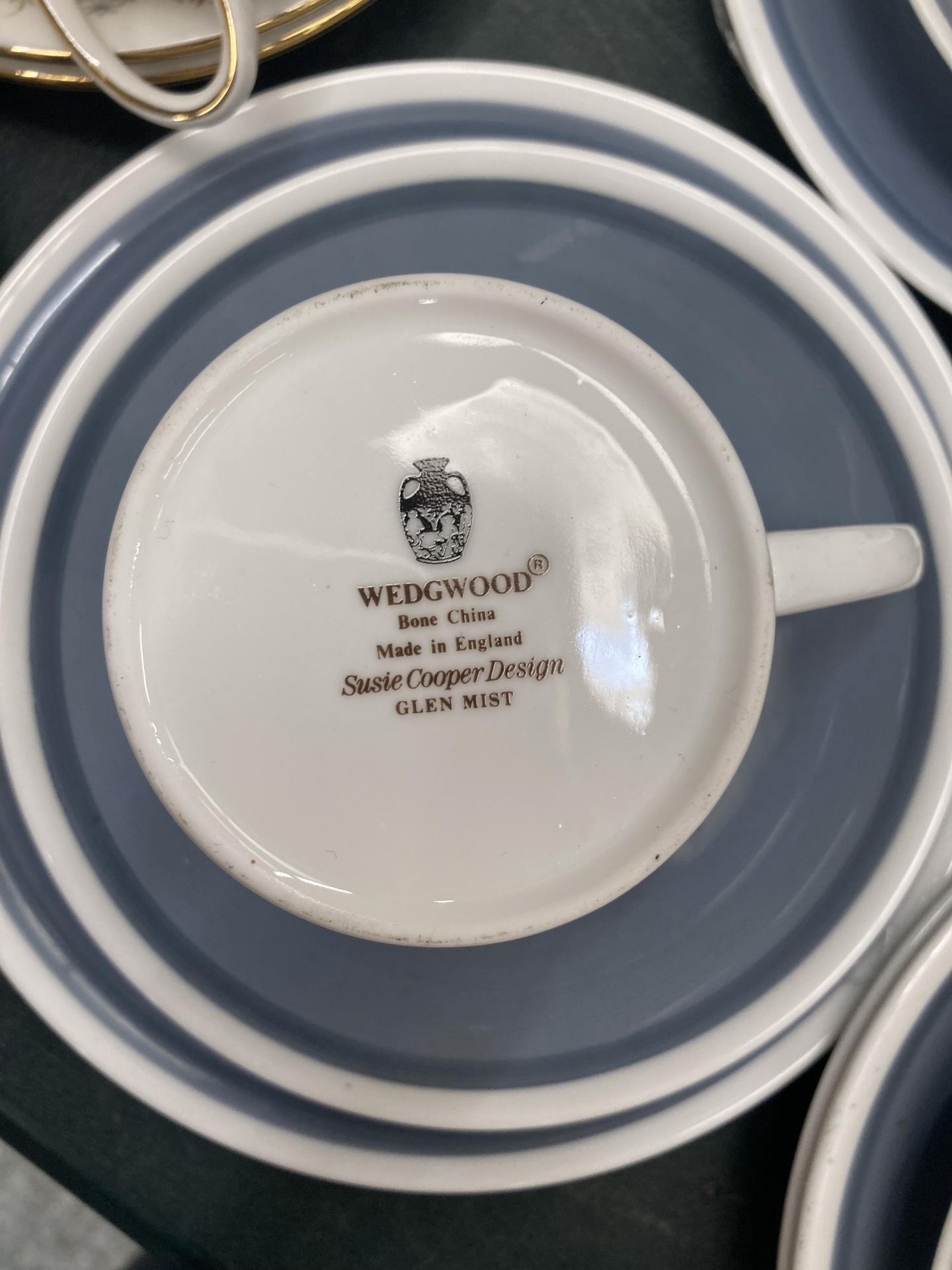 A WEDGWOOD SUSIE COOPER DESIGN 'GLEN MIST' PATTERN DINNER SERVICE - Bild 4 aus 4