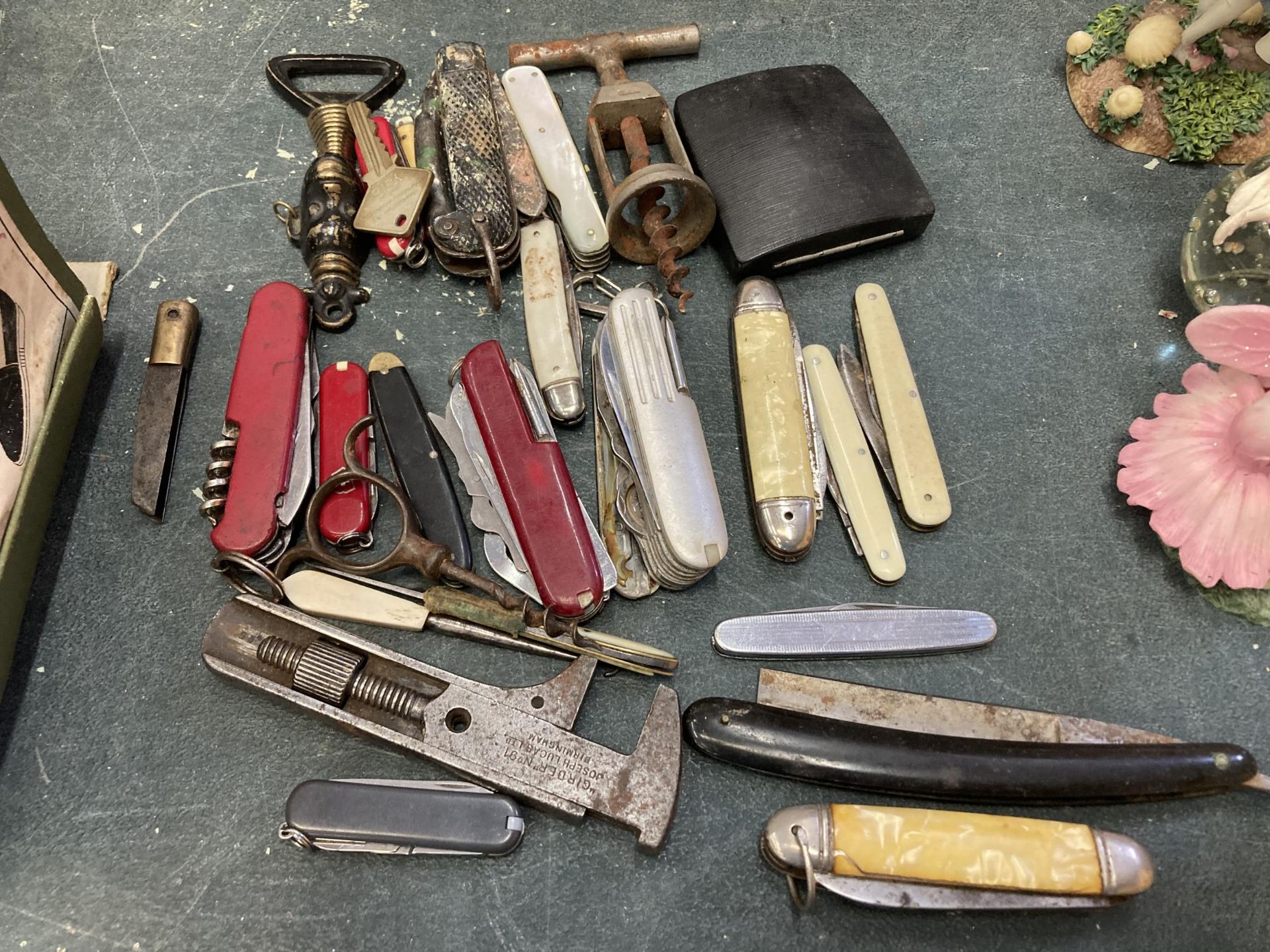 A GROUP OF VINTAGE PEN KNIVES AND FURTHER ITEMS