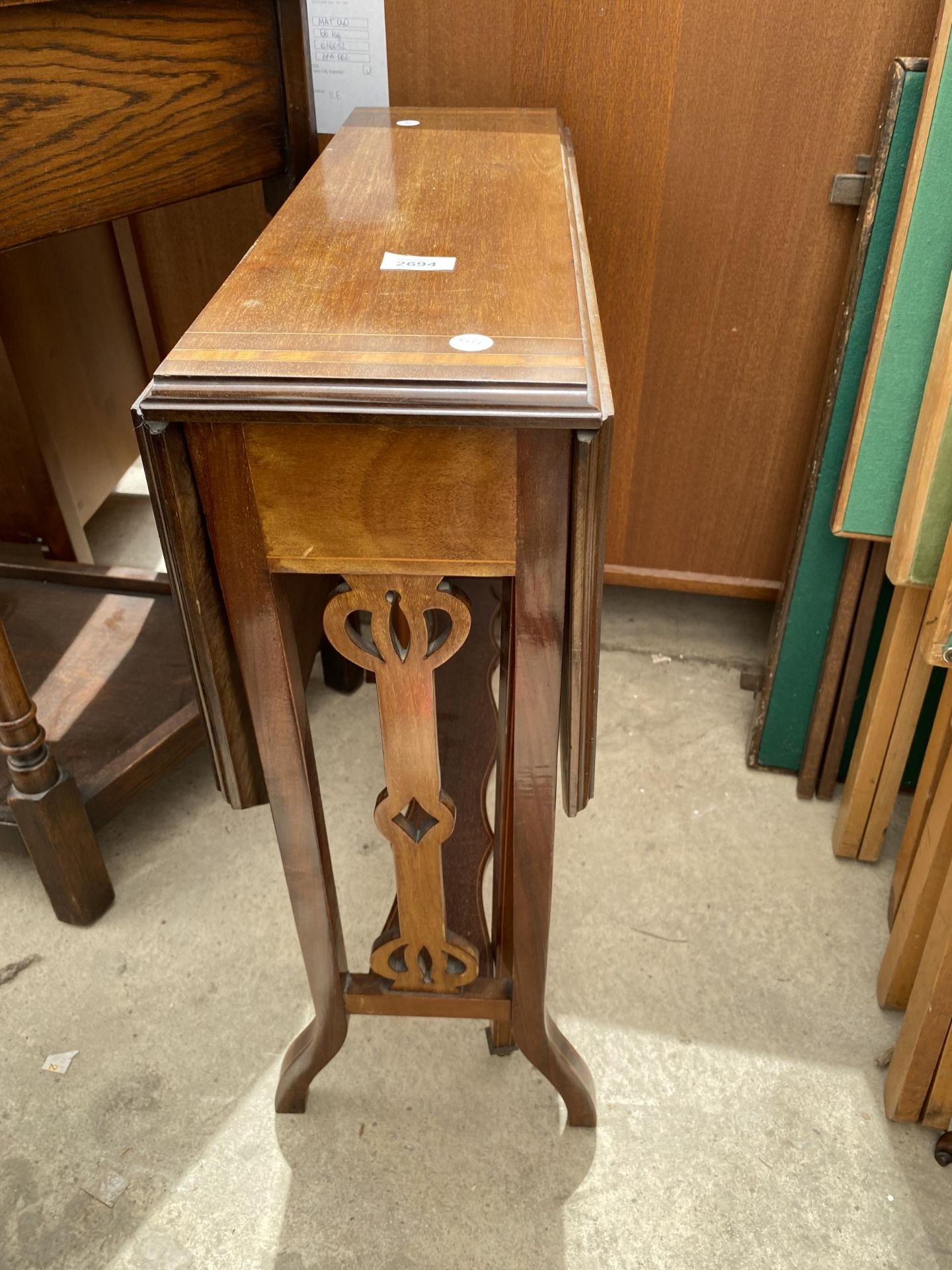 AN EDWARDIAN MAHOGANY AND INLAID SUTHERLAND TABLE WITH CANTED CORNERS, 29X24" OPENED