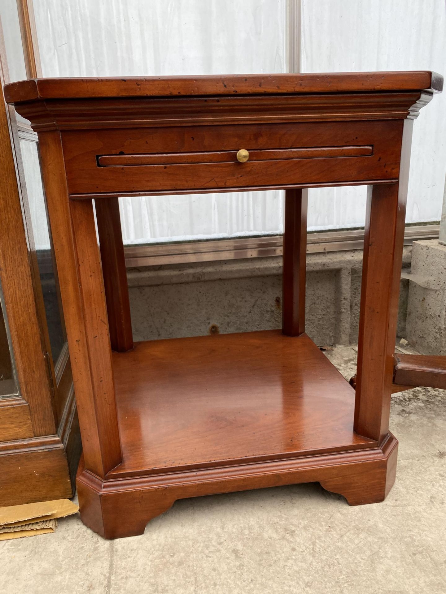 A MODERN HARDWOOD TWO TIER LAMP TABLE WITH CANTED CORNERS AND SLIDE, 22" SQUARE - Bild 2 aus 3