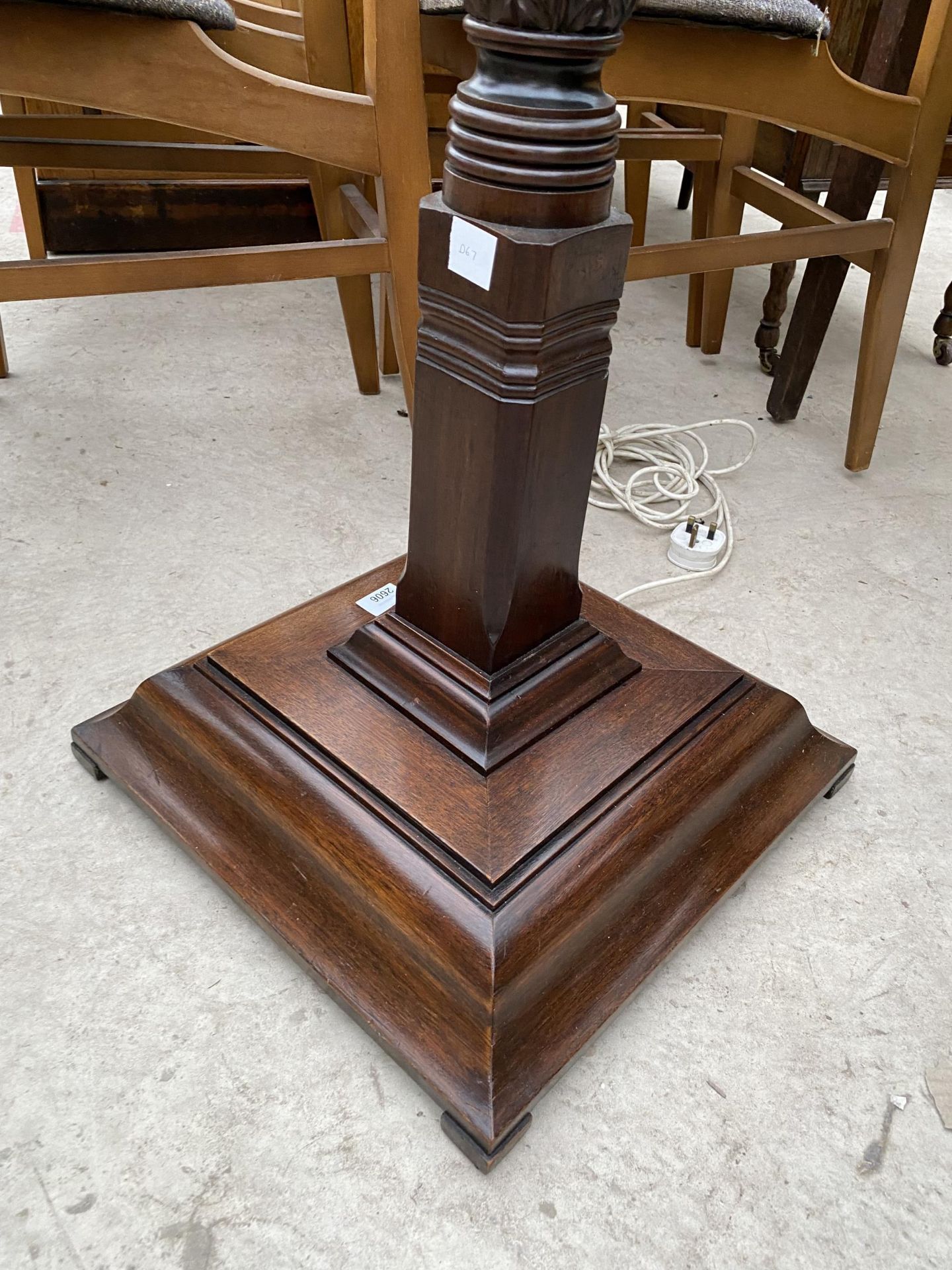 A MID 20TH CENTURY MAHOGANY STANDARD LAMP WITH TURNED AND KNURLED COLUMN, COMPLETE WITH SHADE - Image 3 of 4