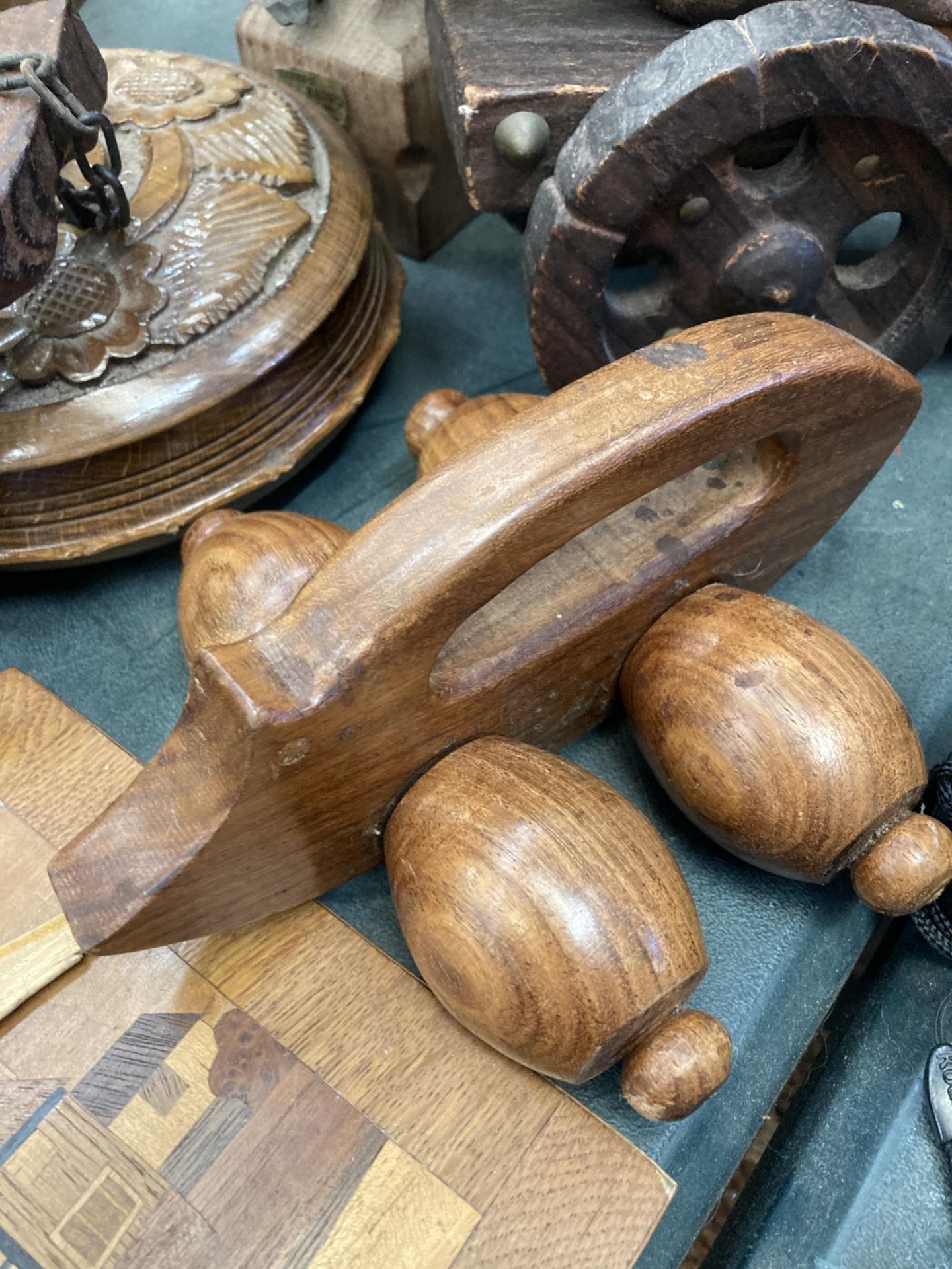 A GROUP OF WOODEN AND TREEN WARES TO INCLUDE CARVED FIGURES, MIDDLE EASTERN BOX ETC - Image 6 of 6