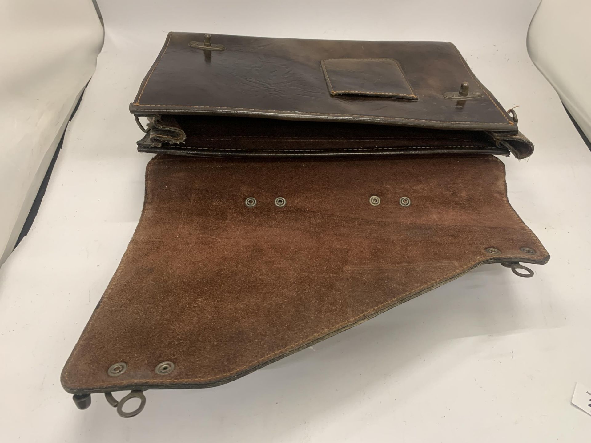 A VINTAGE LEATHER BRIEFCASE - Image 3 of 3