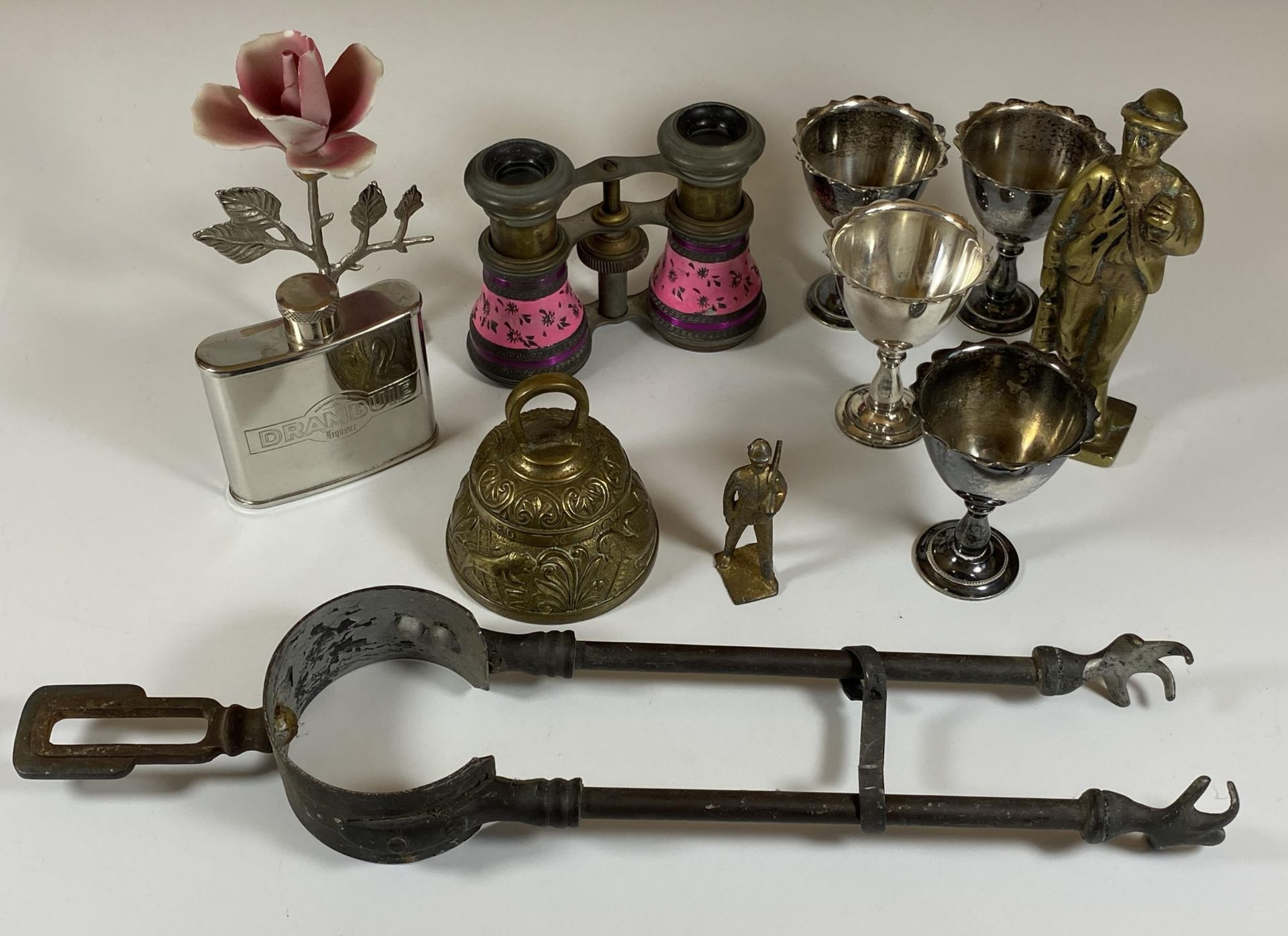 A MIXED LOT OF VINTAGE ITEMS TO INCLUDE PINK FLORAL OPERA GLASSES, DRAMBUIE WHISKY HIP FLASK,