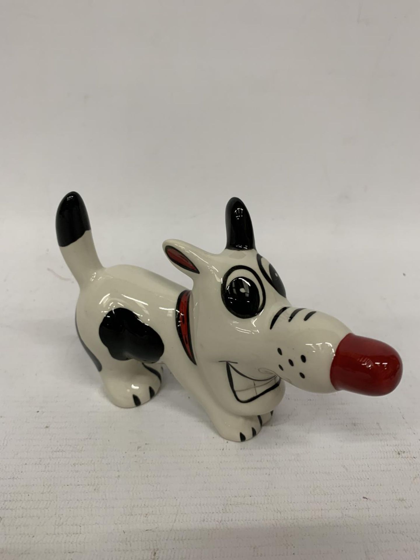 A LORNA BAILEY HANDPAINTED AND SIGNED DASHY DOG