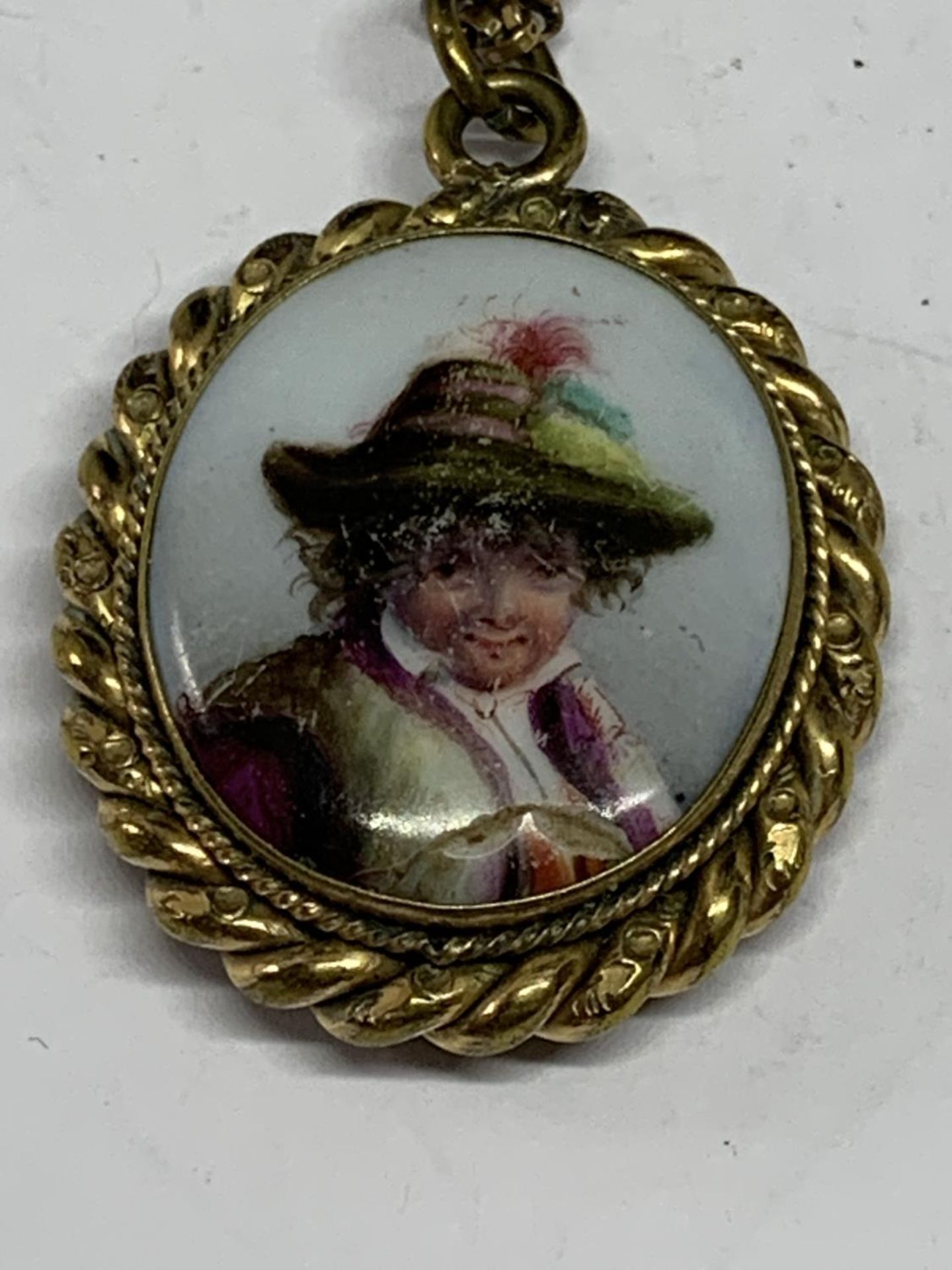 A VICTORIAN LOCKET WITH A CERAMIC FRONT WITH A PICTURE OF A YOUNG BOY - Bild 2 aus 4