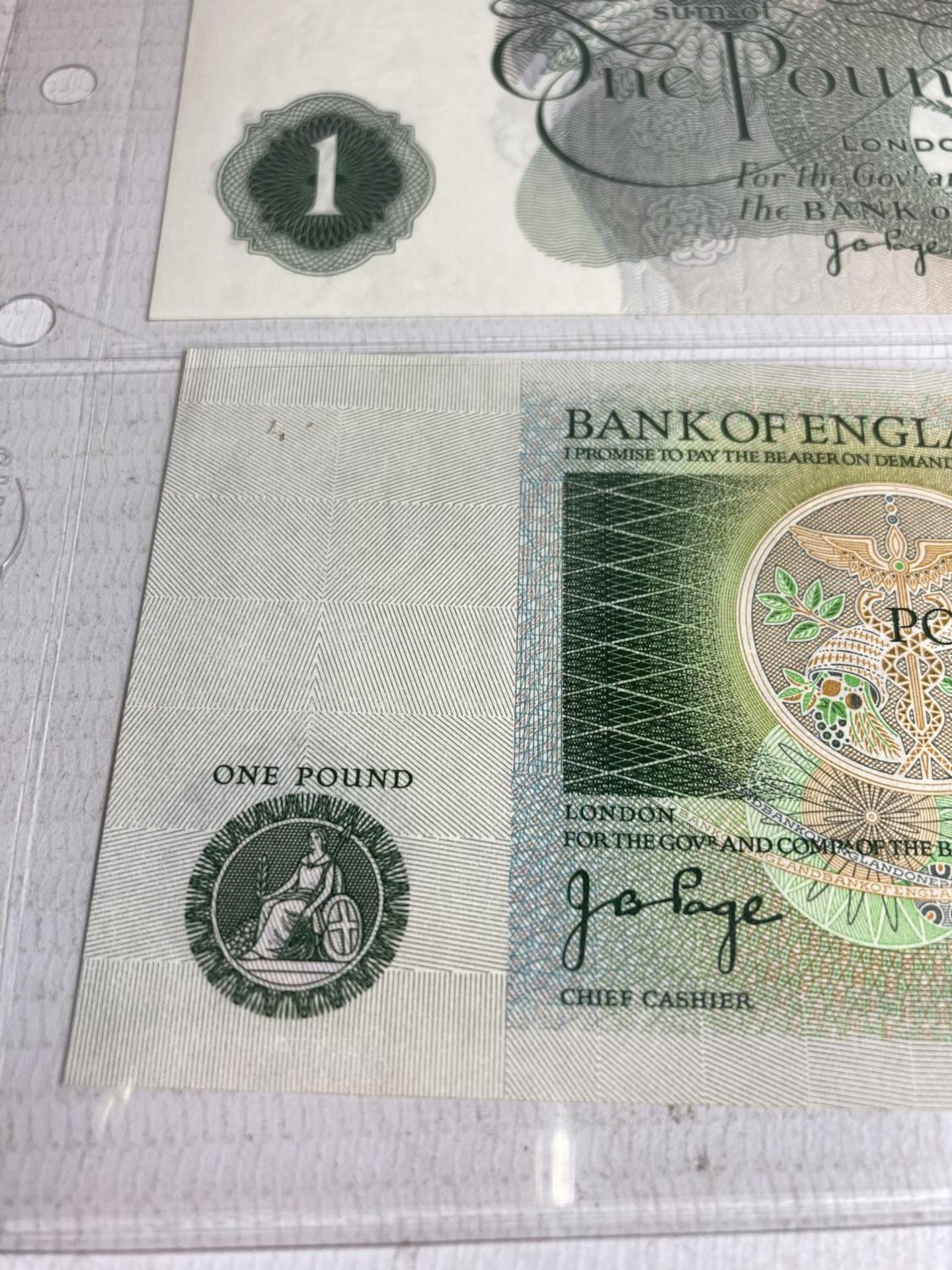 FOUR BANK OF ENGLAND ONE POUND NOTES TWO SIGNED PAGE (1970-1980) AND TWO SOMERSET (1980-1988) - Bild 3 aus 7