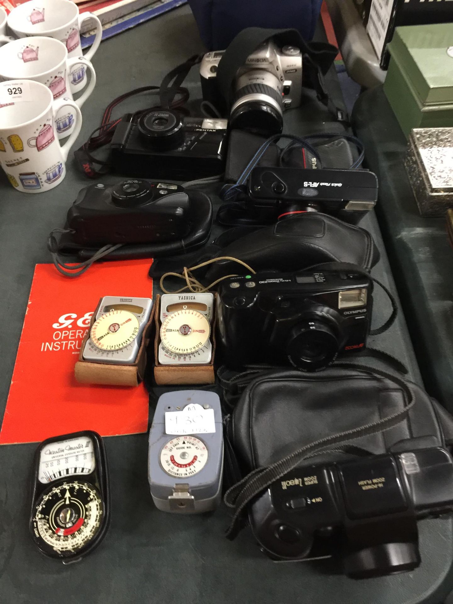 A QUANTITY OF CAMERAS AND ACCESSORIES TO INCLUDE A KONICA SUPER ZOOM, OLYMPUS INFINITY ZOOM 230, - Image 2 of 5