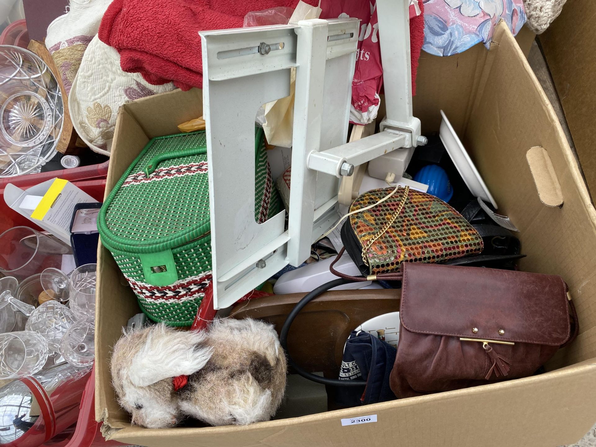 AN ASSORTMENT OF HOUSEHOLD CLEARANCE ITEMS TO INCLUDE GLASS WARE AND HANDBAGS ETC - Image 4 of 5