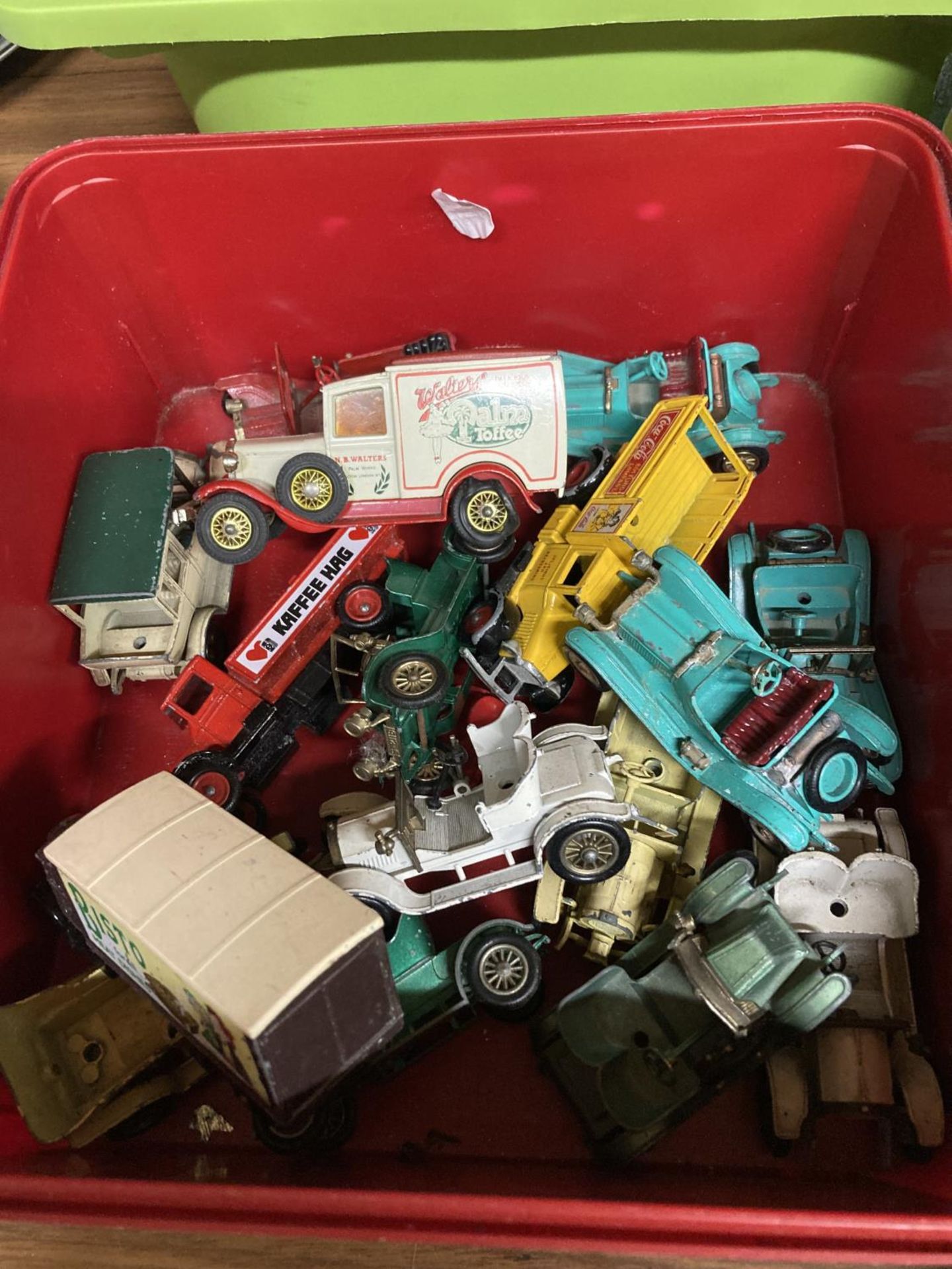 THREE BOXES OF ASSORTED DIECAST VEHICLES PLUS A BOX OF DIECAST MODEL BOOKLETS, CORGI ETC - Image 3 of 5