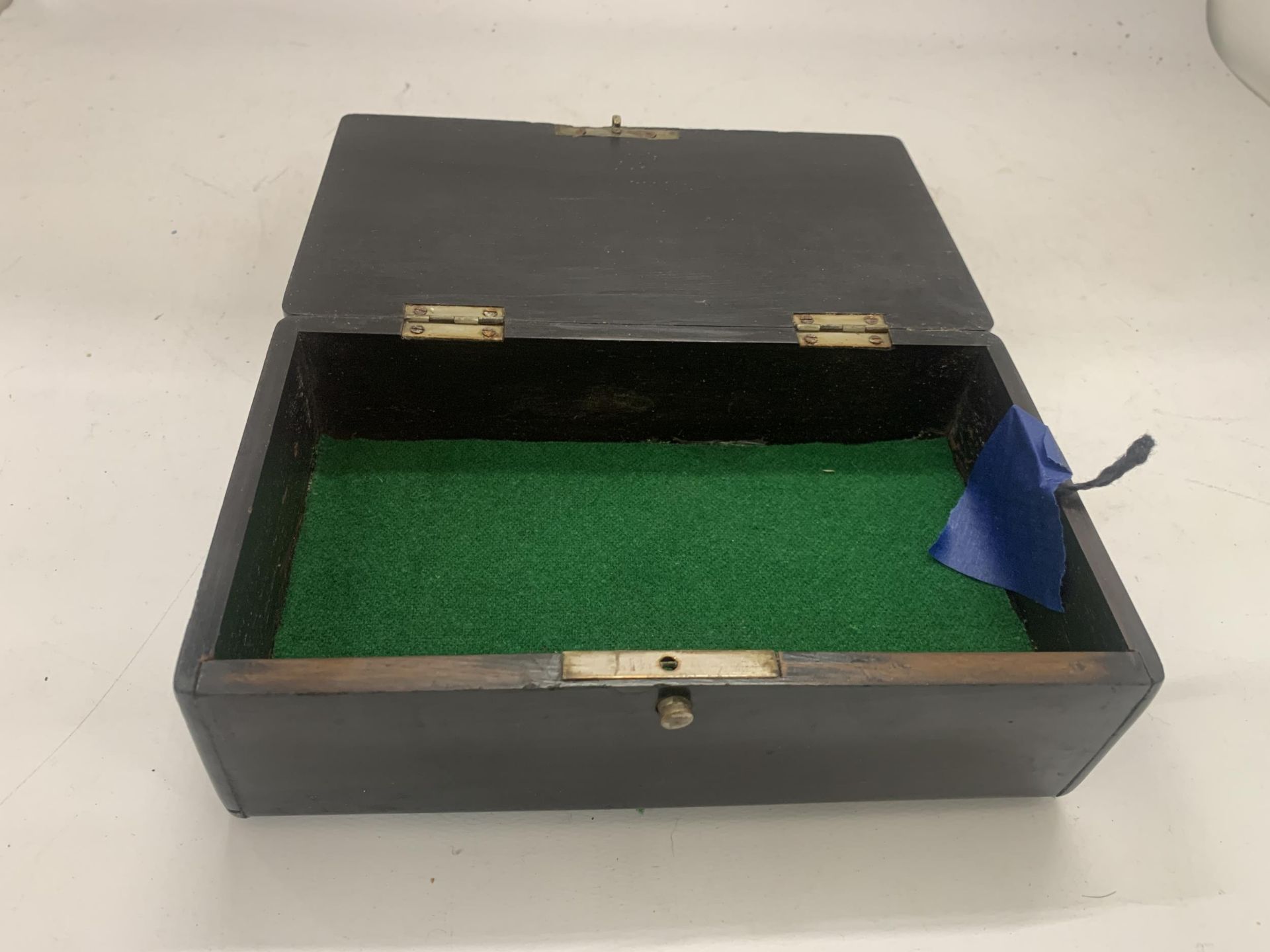 A VINTAGE EBONY BOX WITH HALLMARKED LONDON SILVER EDGES - Image 2 of 3