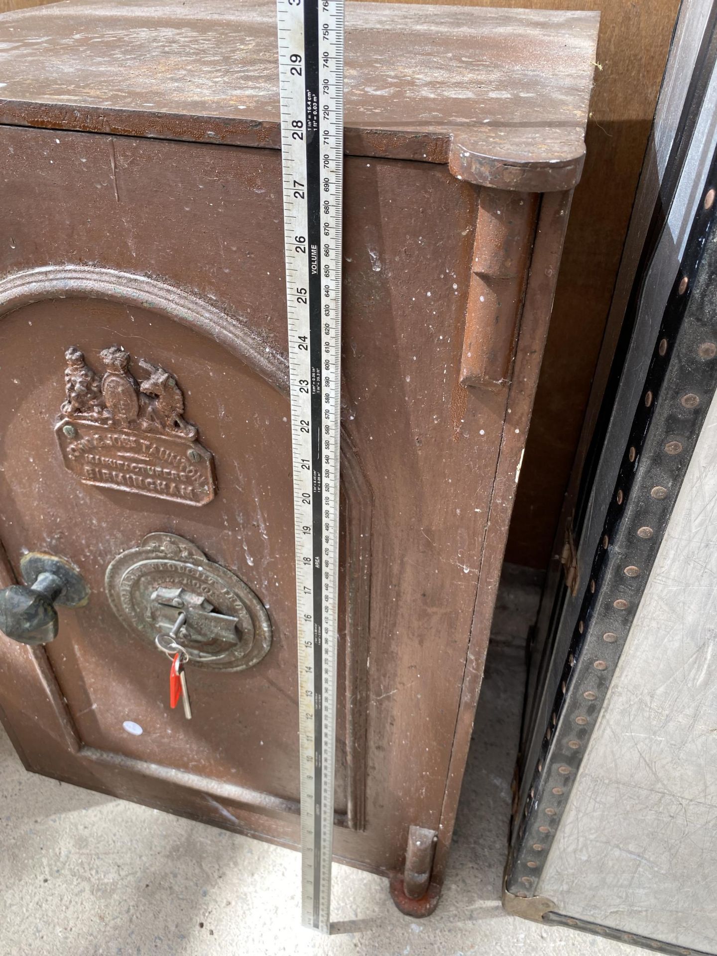 A VINTAGE SAFE WITH KEY BEARING THE NAME PLAQUE 'JOHN AND JOS TAUNTON' BIRMINGHAM - Image 4 of 8